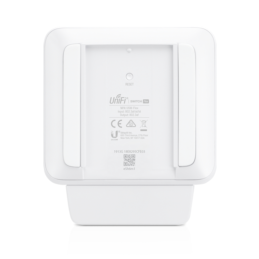 Un appareil réseau blanc avec des étiquettes au dos.