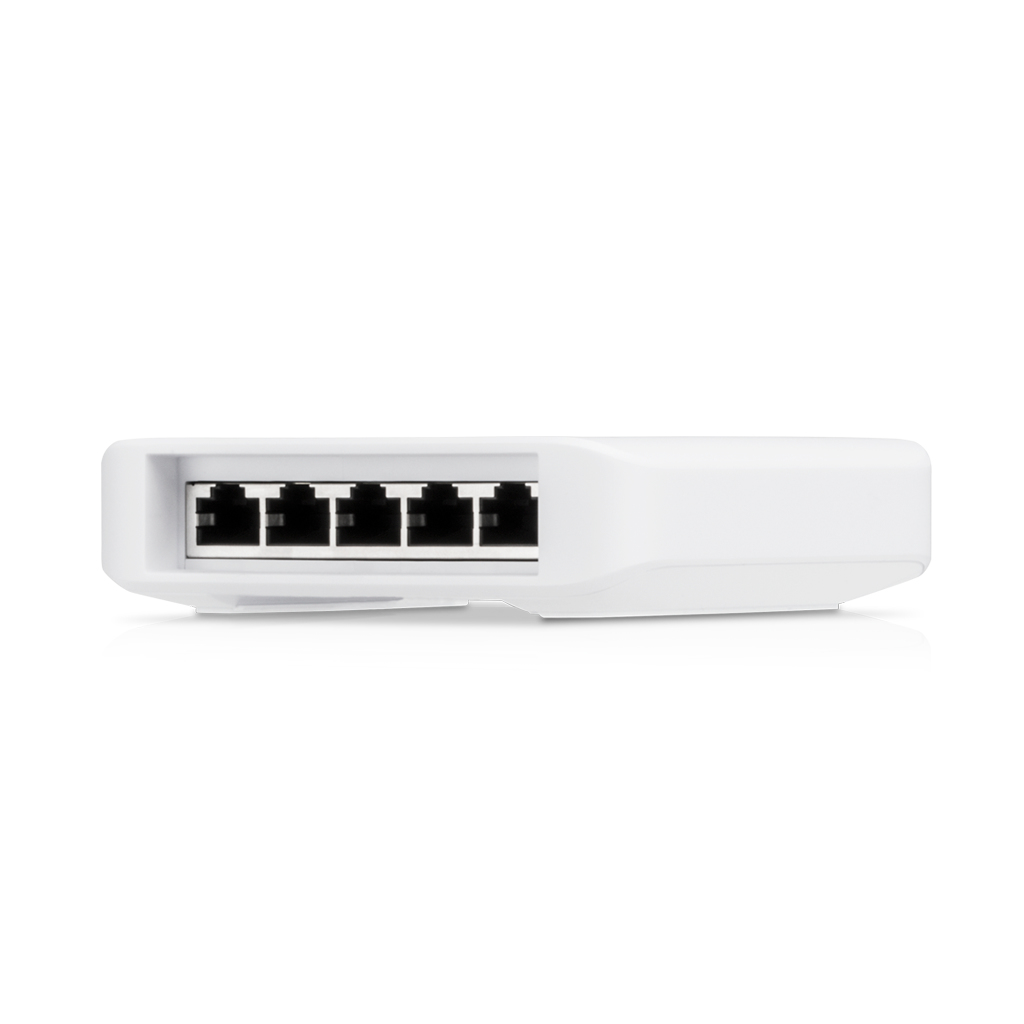 Commutateur réseau blanc avec cinq ports Ethernet sur fond blanc.
