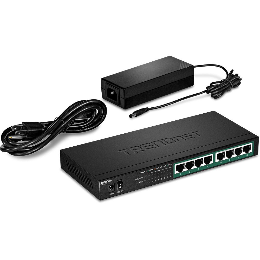Schwarzer Netzwerk-Switch, Netzteil und Netzkabel auf weißem Hintergrund.