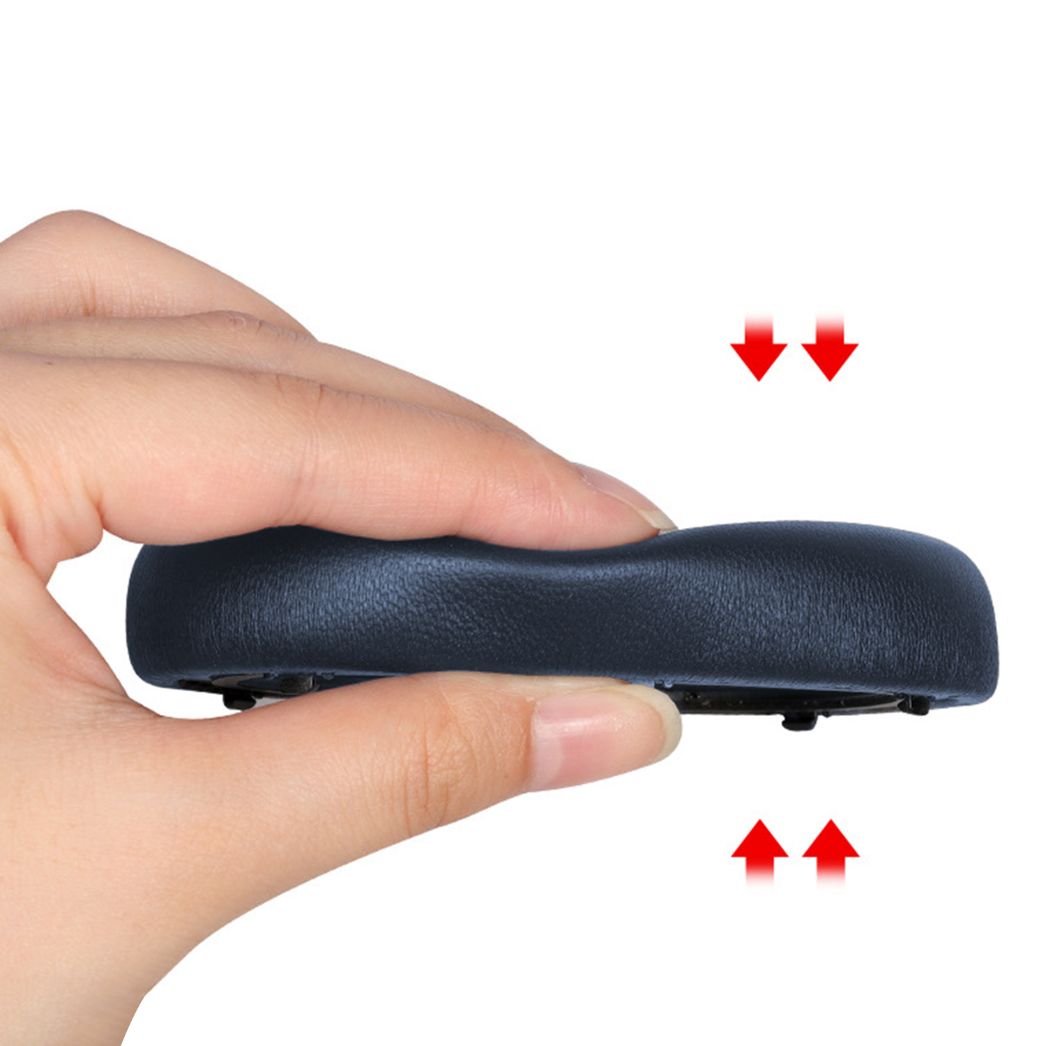 Dłoń trzyma ciemnoniebieski, przypominający poduszkę przedmiot ze strzałkami wskazującymi kompresję.