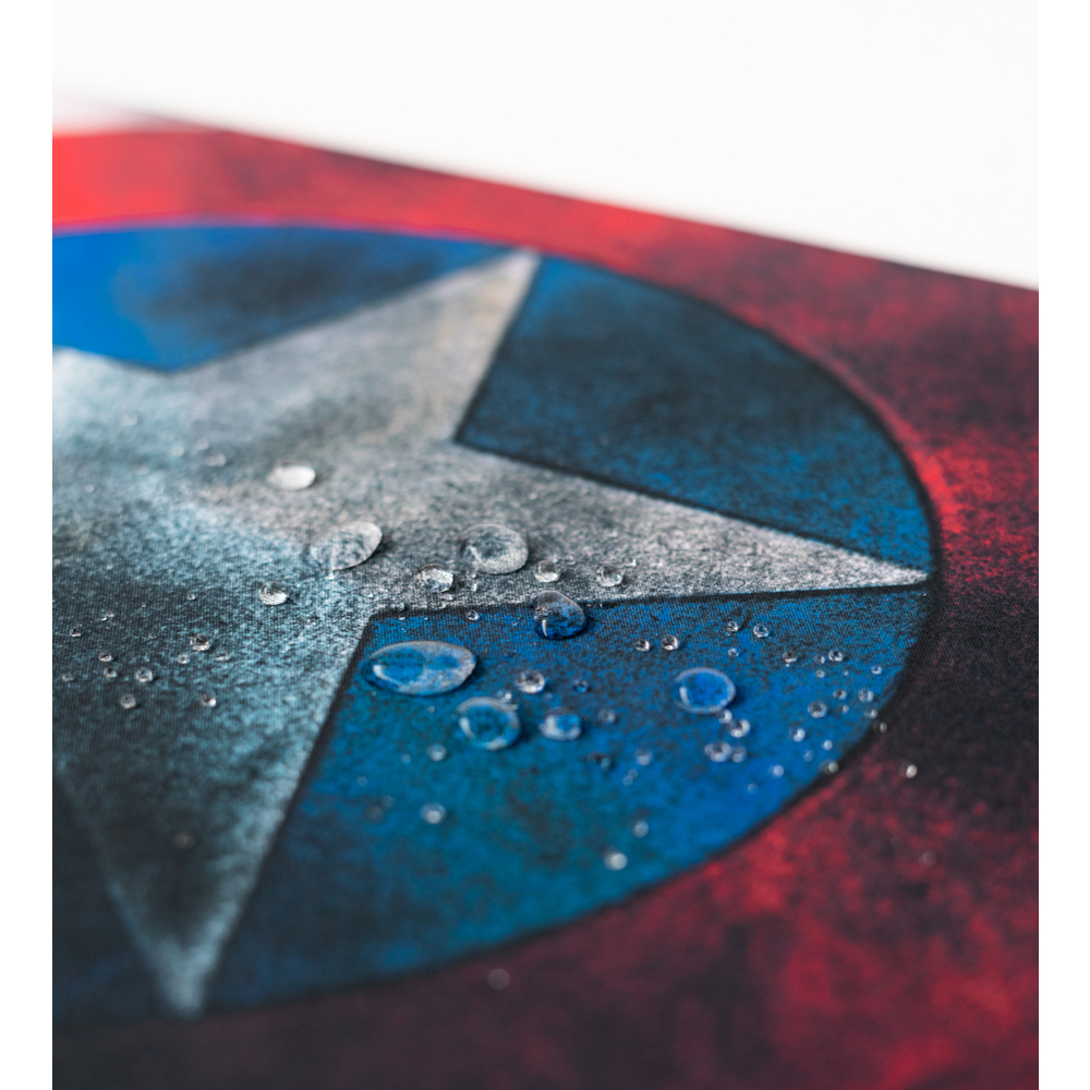 Wassertropfen auf einem Schild. Blaues und rotes Schild mit weißem Stern. Tropfen auf der Oberfläche.