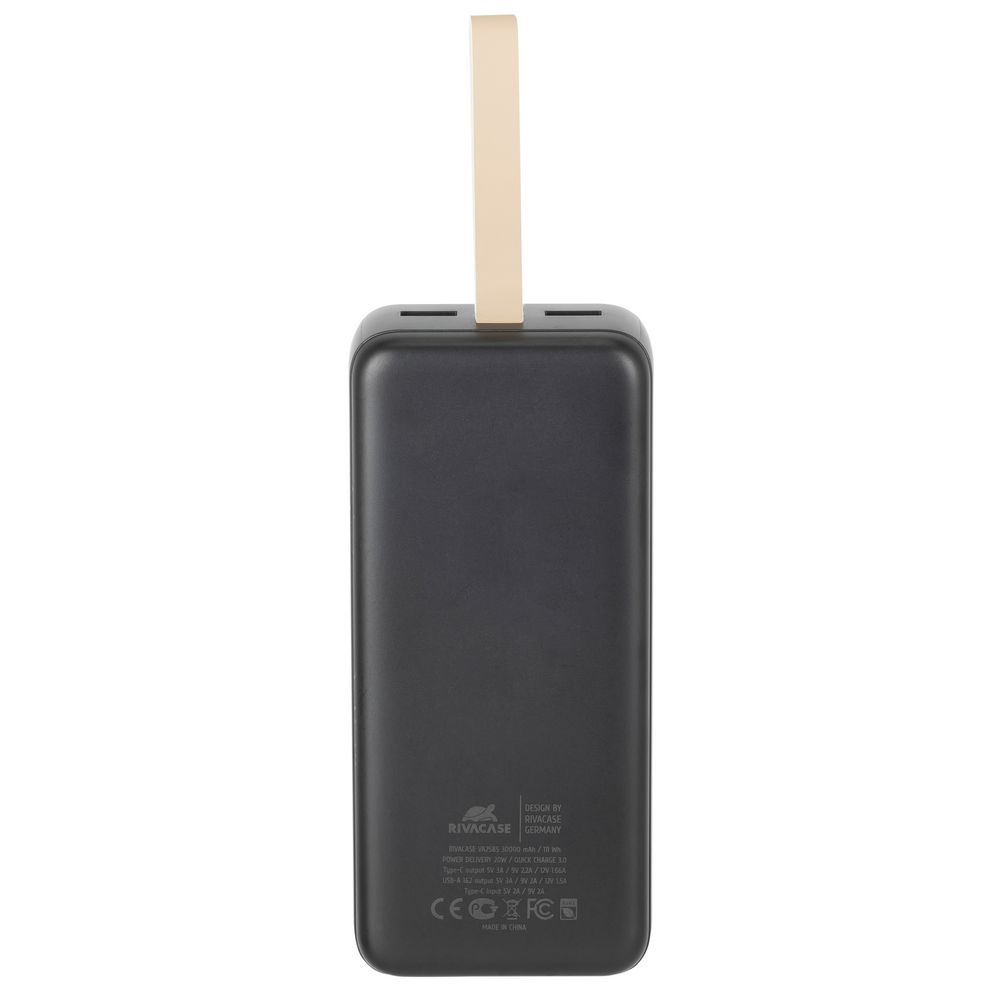 Schwarze Powerbank mit beigem Riemen. Rivacase-Logo und Spezifikationen sind sichtbar.