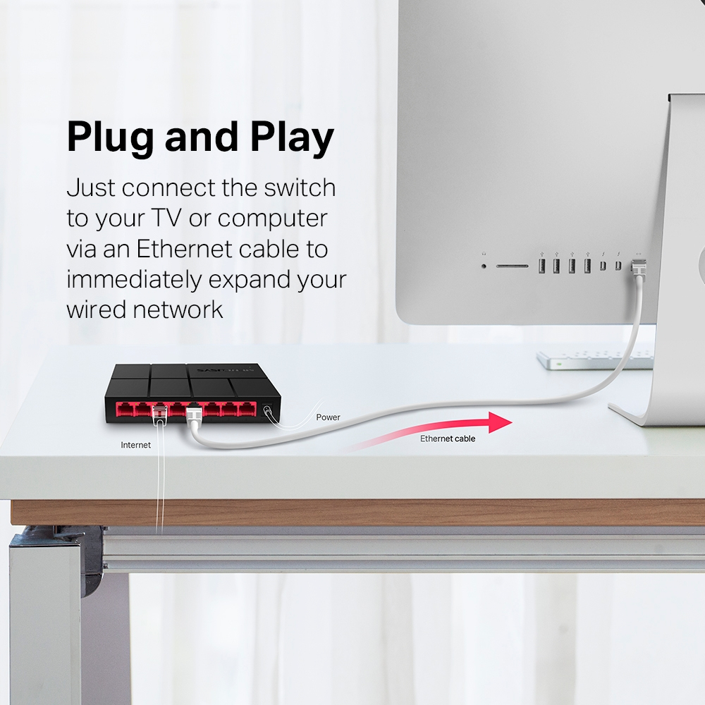 Zwarte netwerkswitch verbonden met een computer via een Ethernetkabel, met tekst, op een wit bureau en een witte achtergrond.