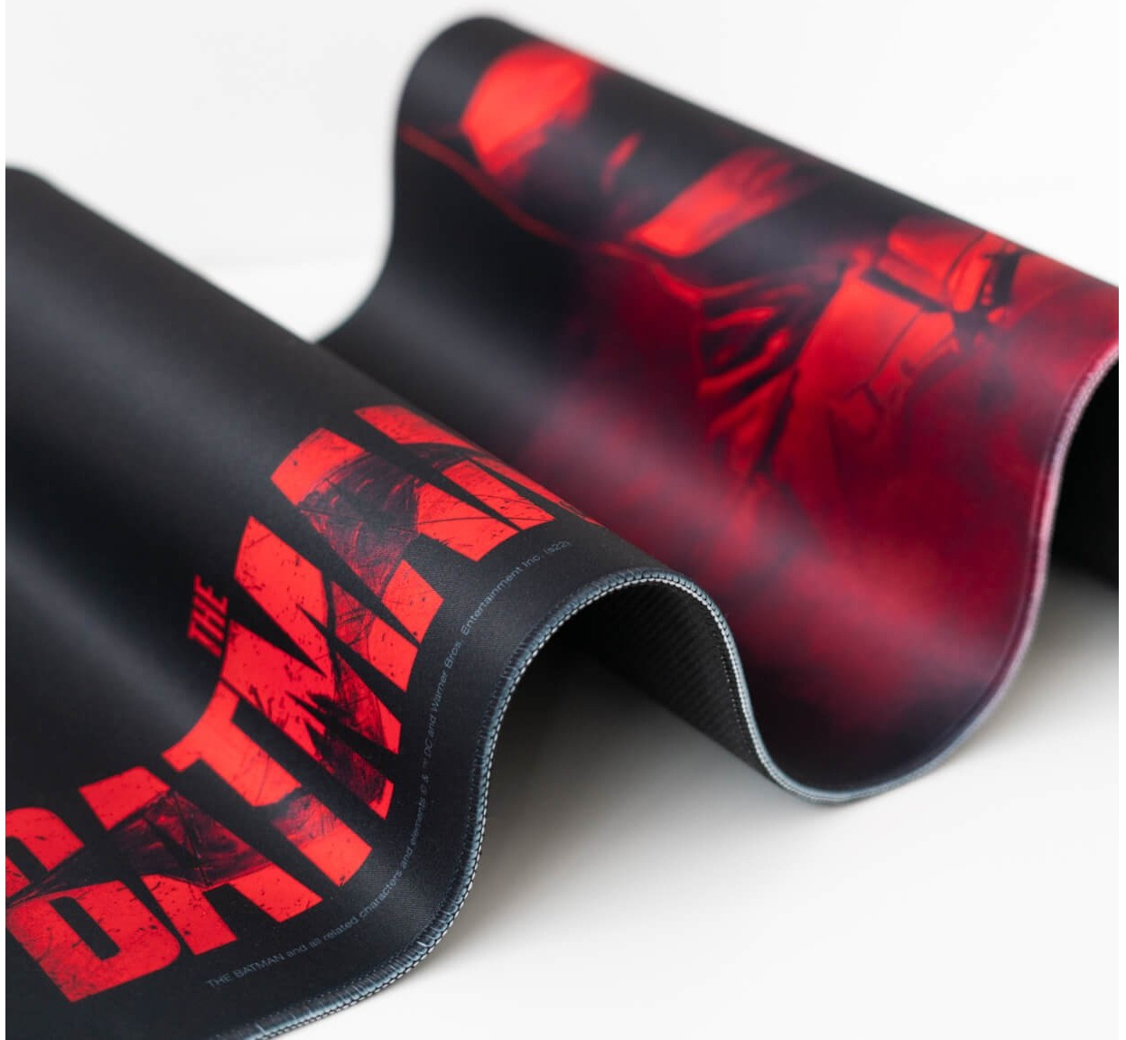 Zwei schwarze und rote Mauspads mit 'THE BATMAN'-Logo, auf weißem Hintergrund.