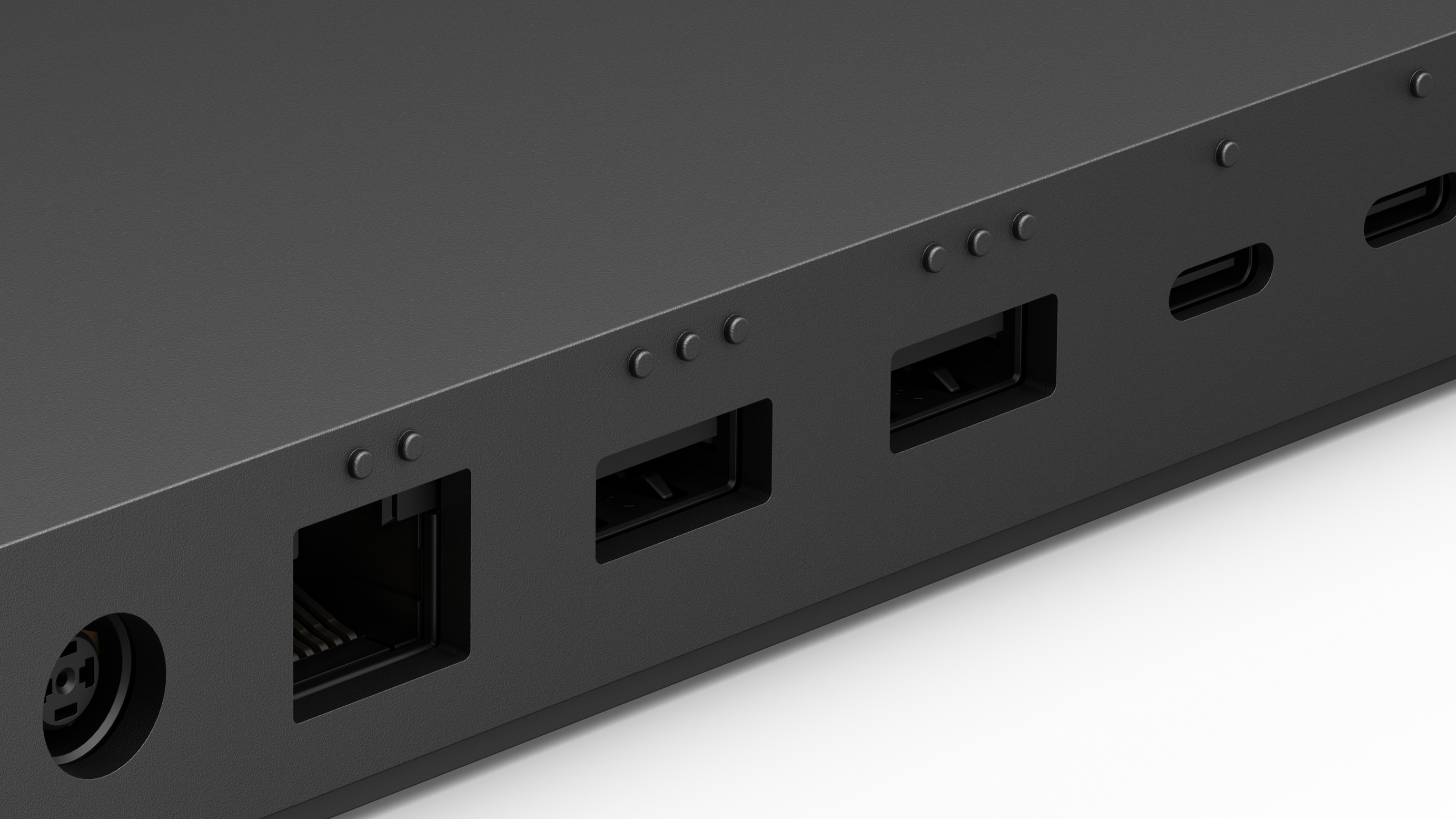 Primo piano di un dispositivo nero con porte per diverse connessioni.