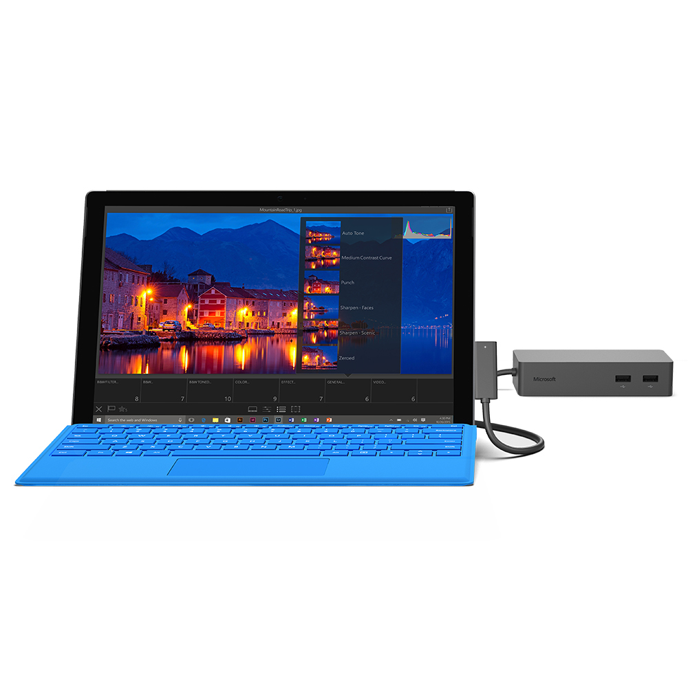 Ein blaues Microsoft Surface mit angeschlossener Tastatur, das eine Fotobearbeitungsoberfläche und externes Zubehör zeigt.
