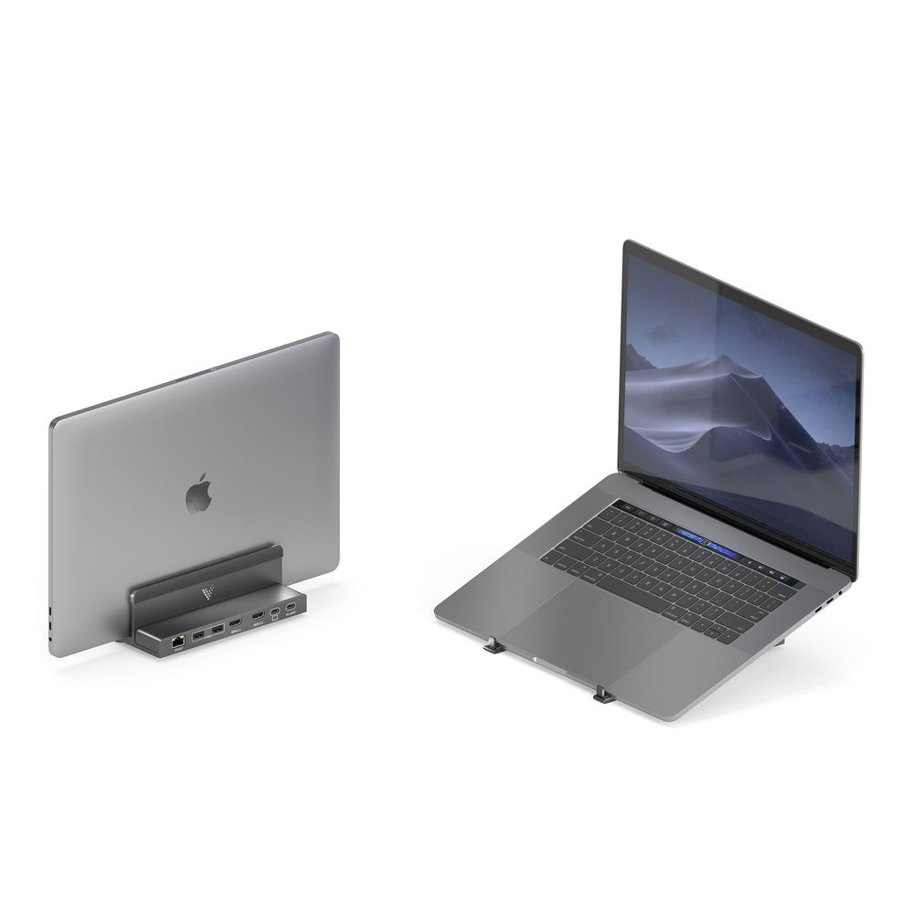 Laptop con supporto argentato e docking station, isolato su sfondo bianco.