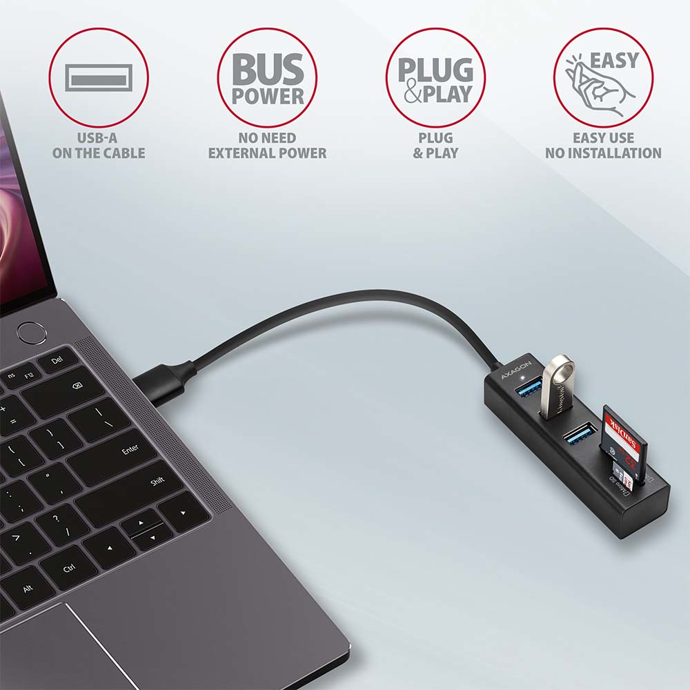 Laptop, der mit einem Hub mit USB- und SD-Karten-Anschlüssen verbunden ist.