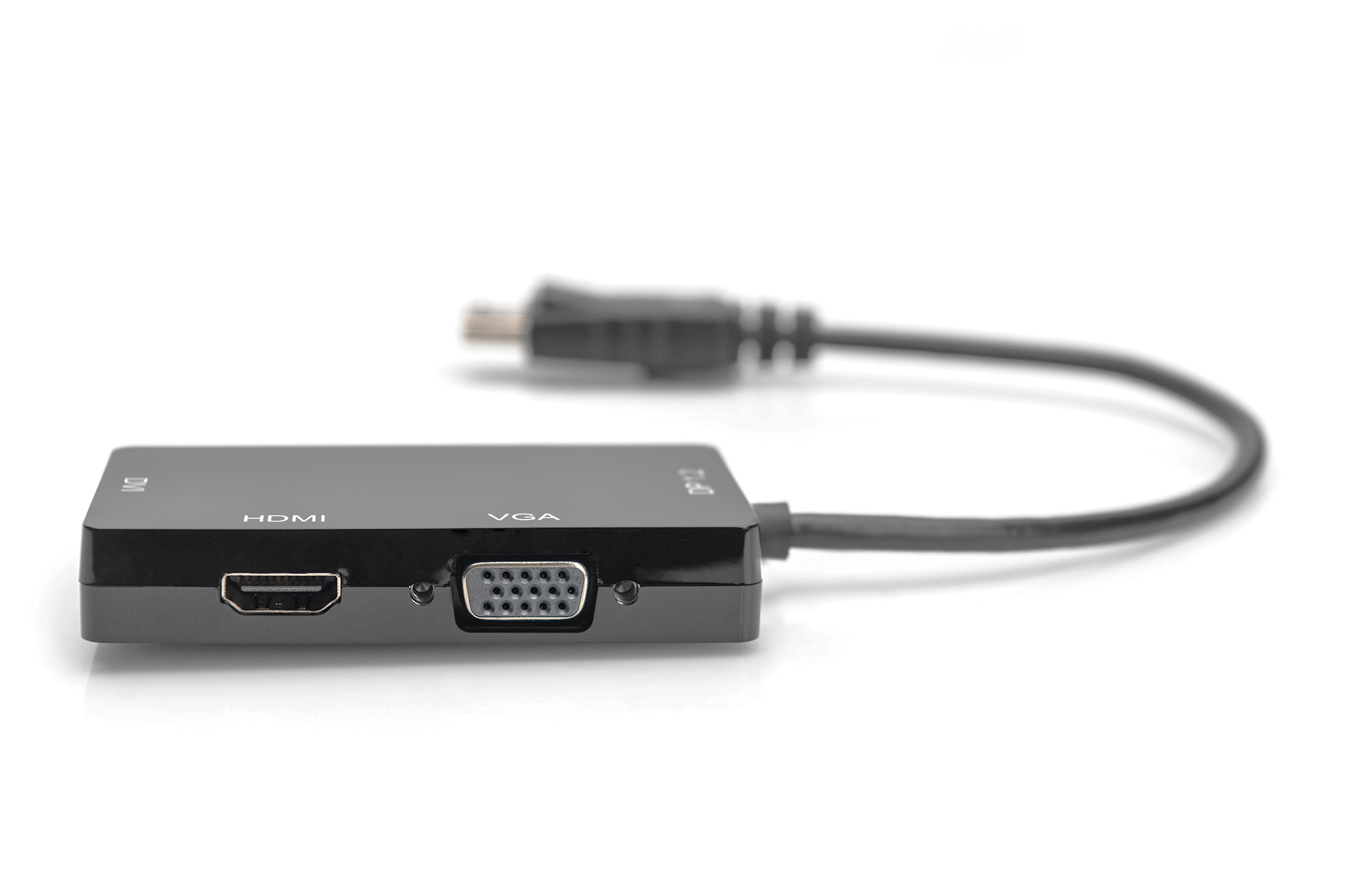 Ein schwarzer HDMI/VGA-Adapter mit Kabel auf weißem Hintergrund, der Anschlüsse zeigt.
