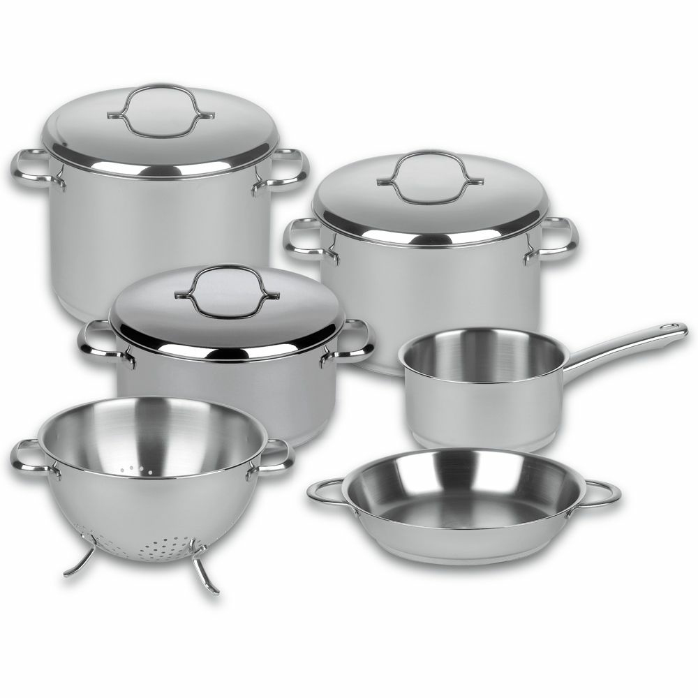 Set aus Edelstahl-Töpfen und -Pfannen. Enthält einen Topf, eine Pfanne, einen Durchschlag und einen kleinen Kochtopf.