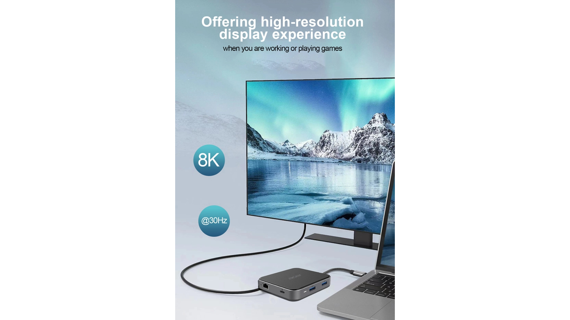Schermo TV che mostra un paesaggio montano. Un laptop è collegato. La grafica mostra 8K e 30Hz.