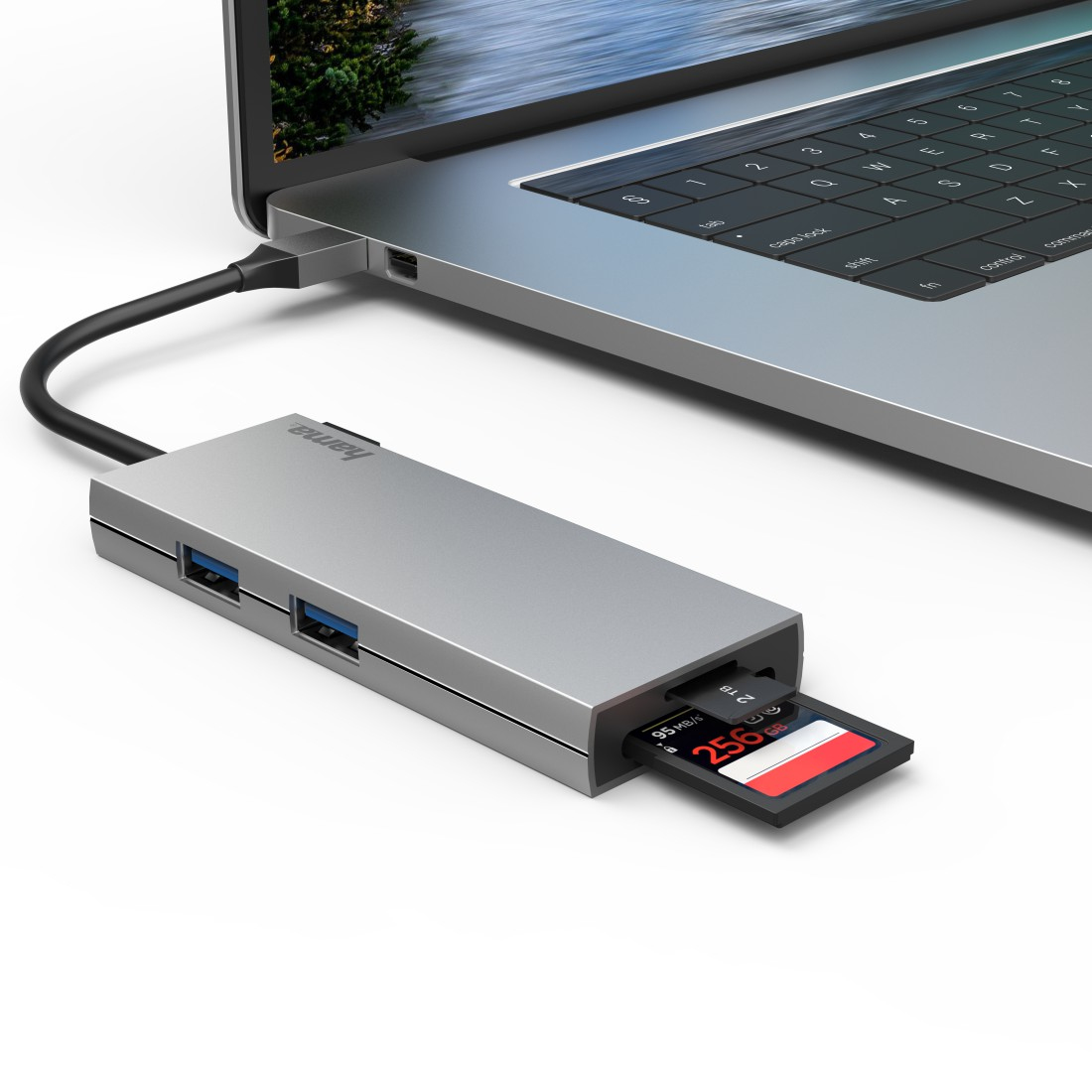 Un hub USB argentato con un lettore di schede collegato a un laptop. È inserita una scheda SD rossa.