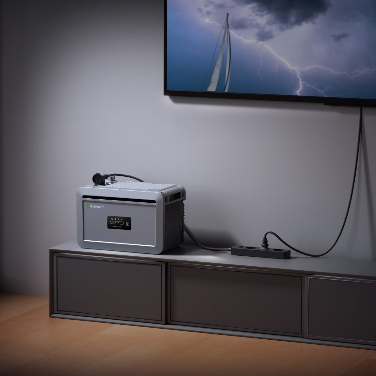 Grauer Stromgenerator mit TV mit stürmischem Meer. Generator ist eingesteckt.