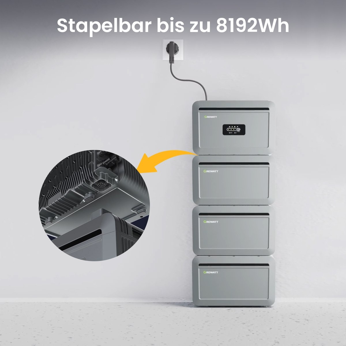 Vier gestapelte graue Energiespeichereinheiten, die an eine Steckdose angeschlossen sind. Nahaufnahme zeigt Details.