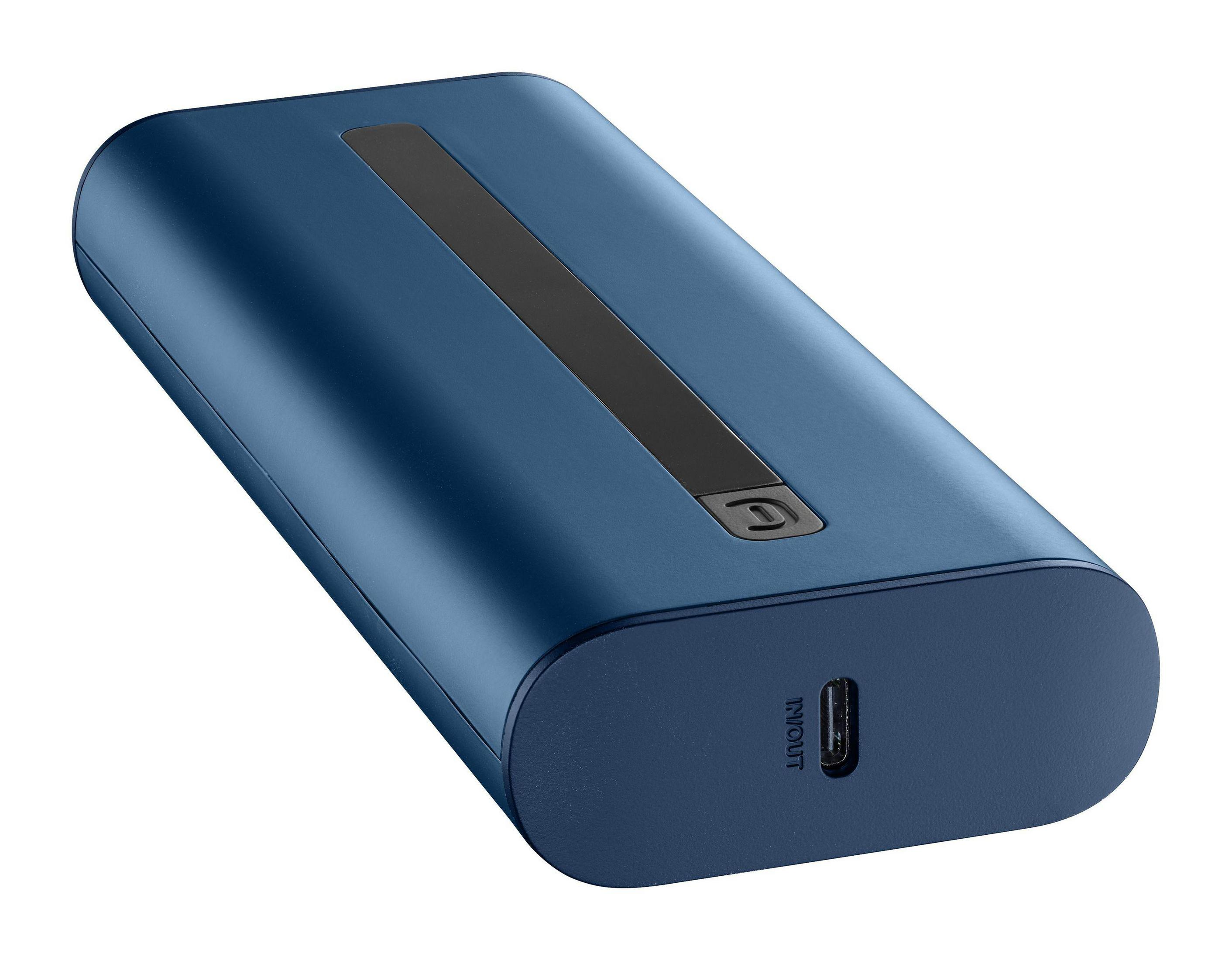 Eine blaue rechteckige Powerbank mit einem schwarzen Streifen. Hat einen USB-C-Anschluss und die Beschriftung IN/OUT.