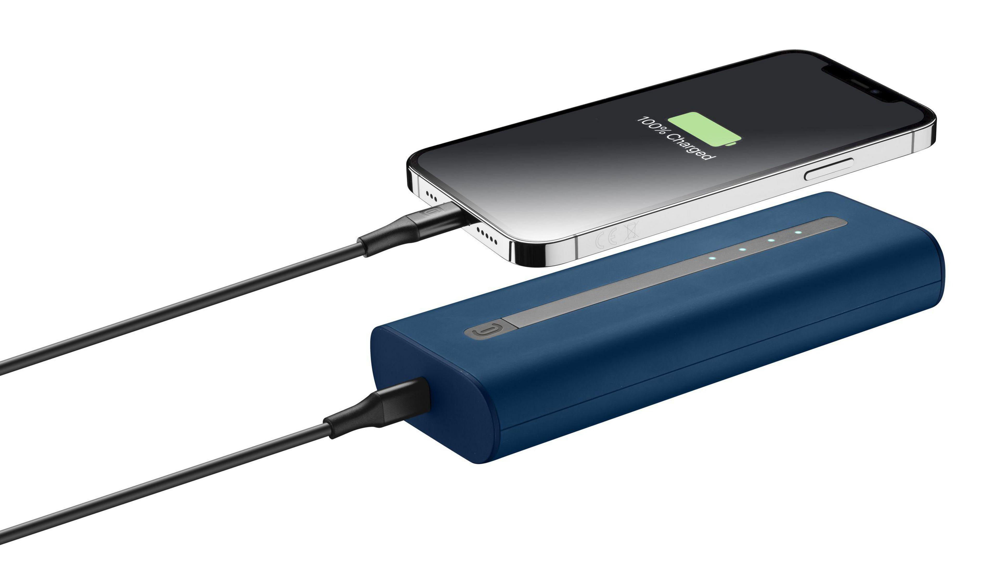 Eine blaue Powerbank, die ein silbernes iPhone auflädt. Das Telefon zeigt 100% geladen an.