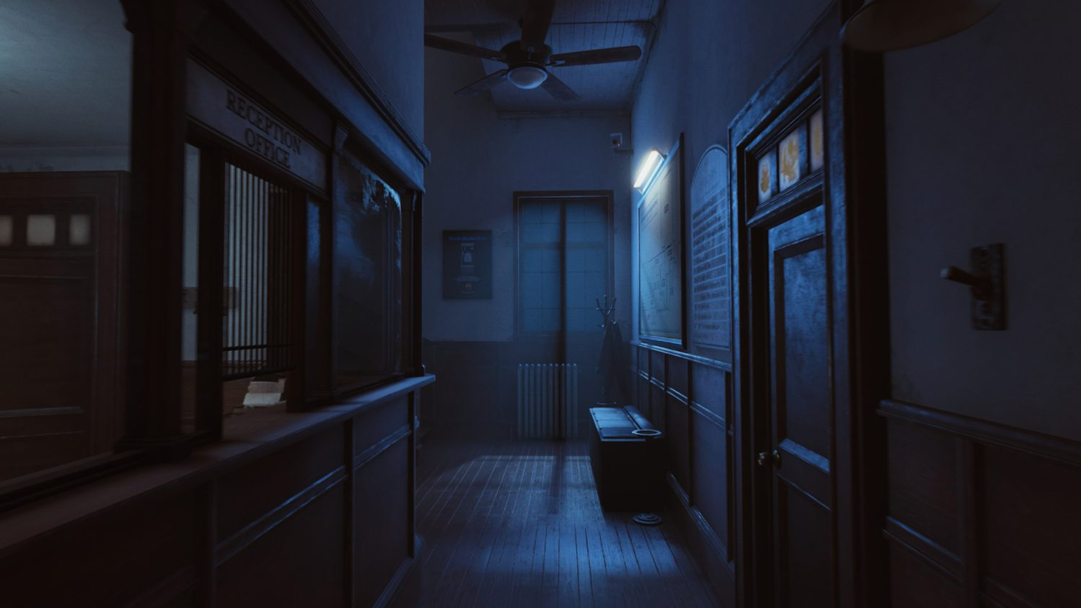 Ciemne wnętrze komisariatu z recepcją, korytarzem i otwartymi drzwiami.