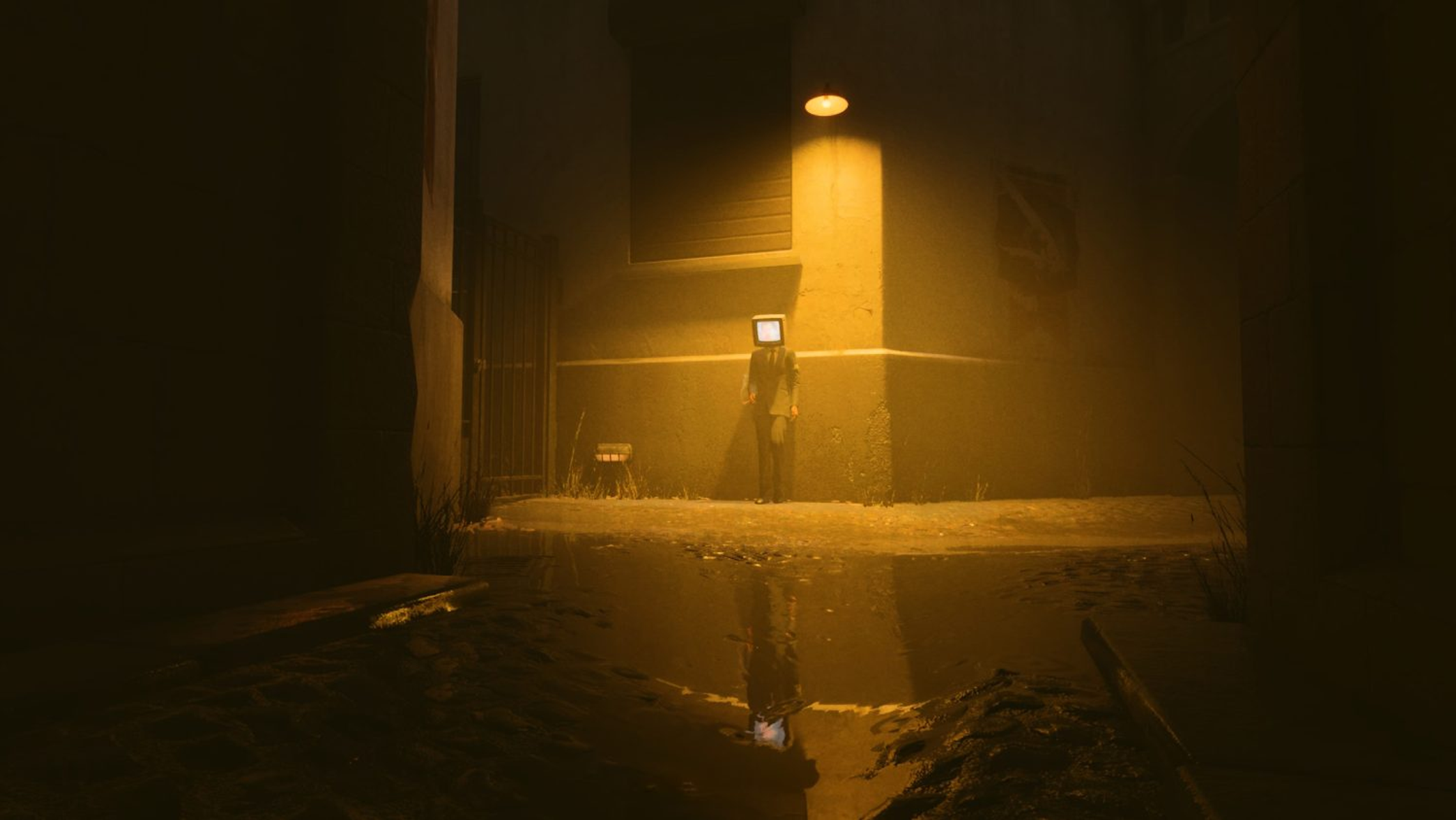 Osoba z głową telewizora stoi w ciemnej, mokrej alejce. Światło świeci na nich. Scena ma żółty odcień.