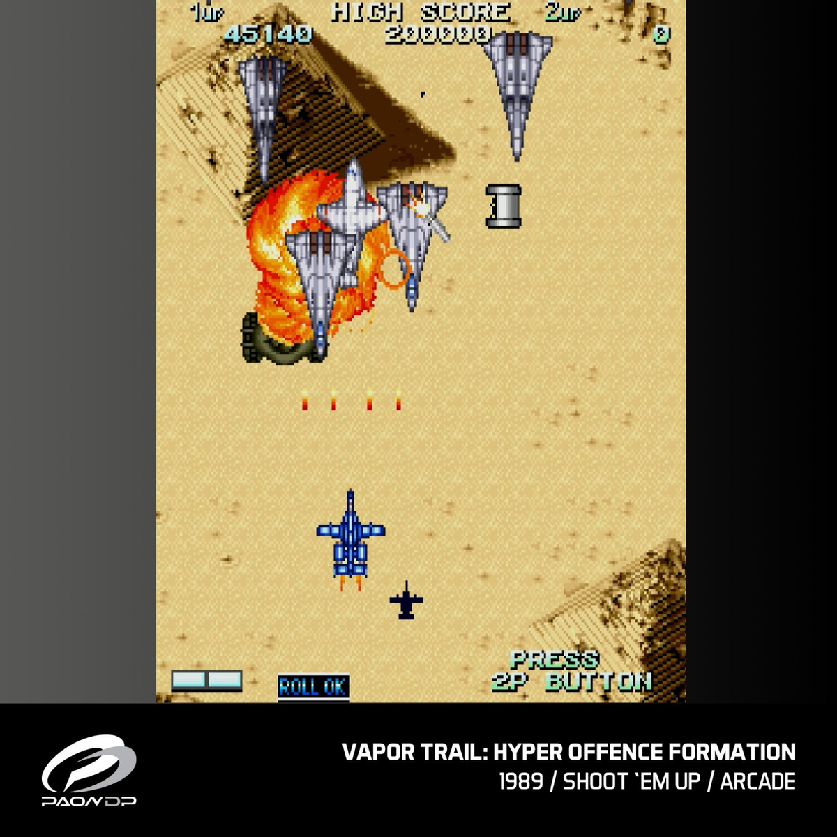 Ekran gry zręcznościowej w stylu retro z kosmicznym statkiem strzelającym.