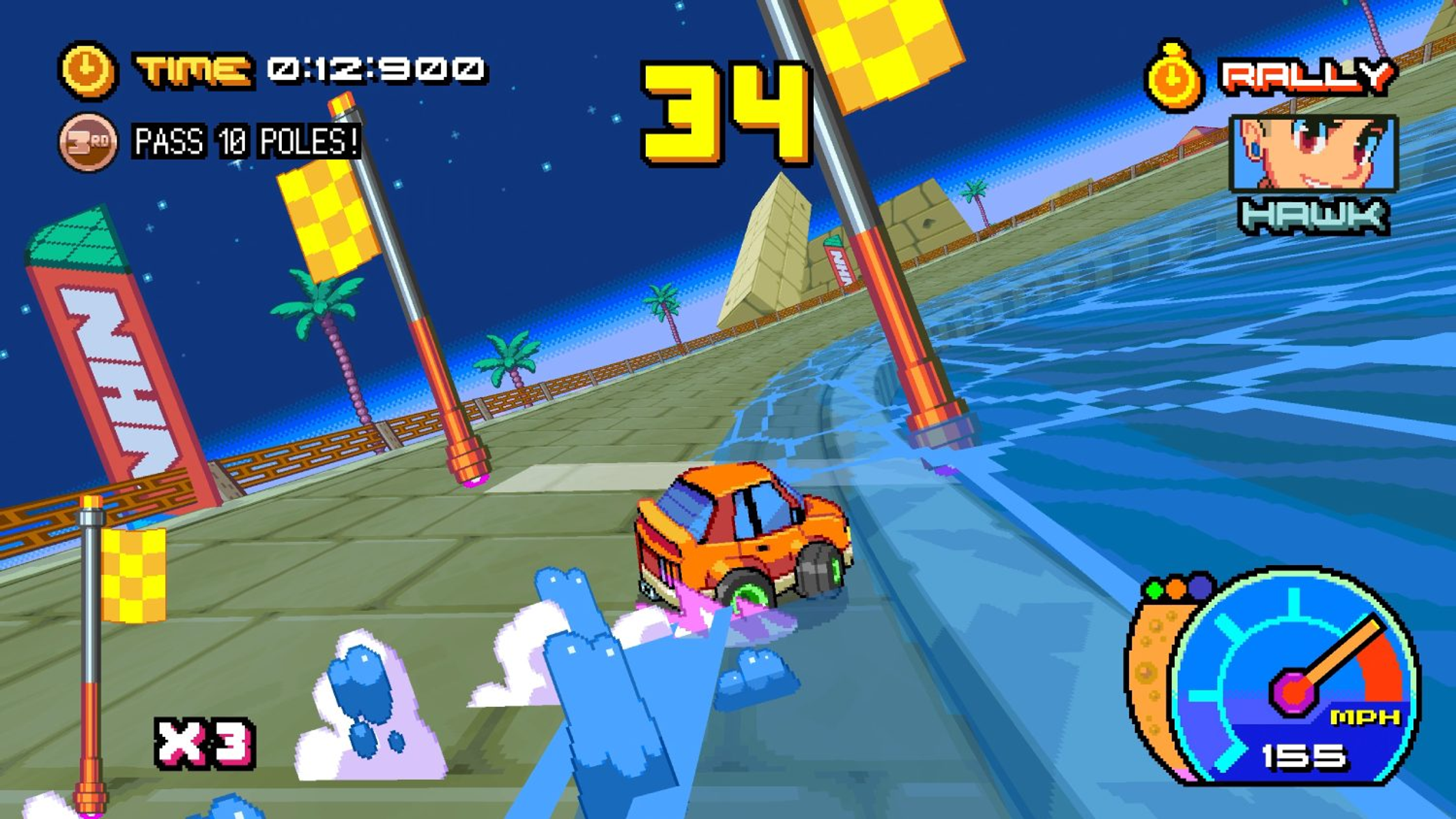 Gioco di corse pixelato. Un'auto arancione corre su una pista con bandiere e palme.