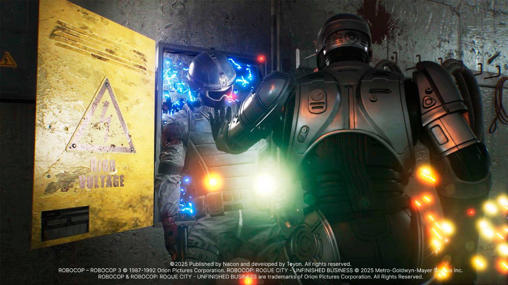 Robocop en un entorno oscuro, sosteniendo un arma junto a una caja eléctrica chispeante.