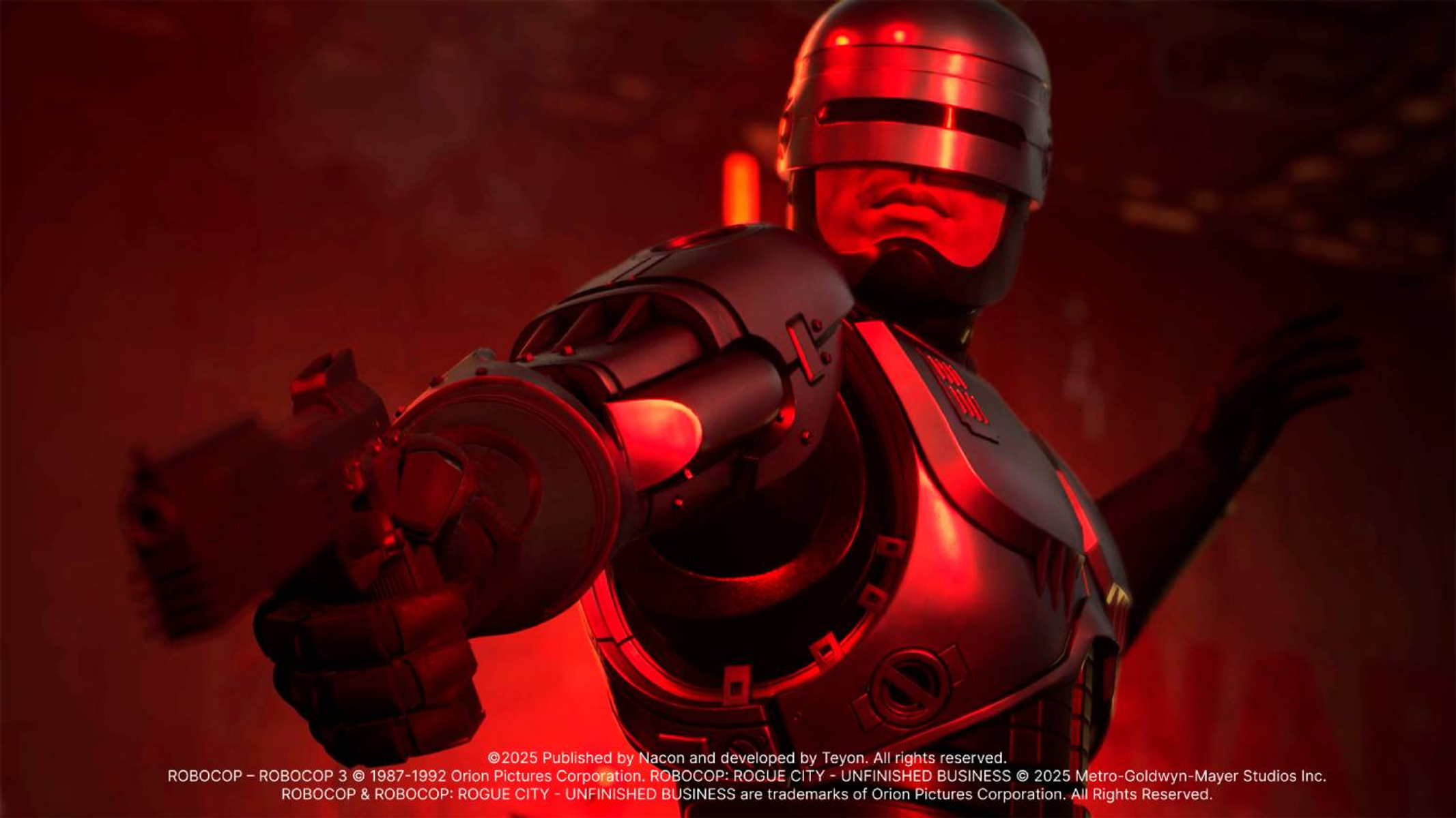 RoboCop en un entorno oscuro, iluminado en rojo, apuntando con un arma. La escena es de una película.