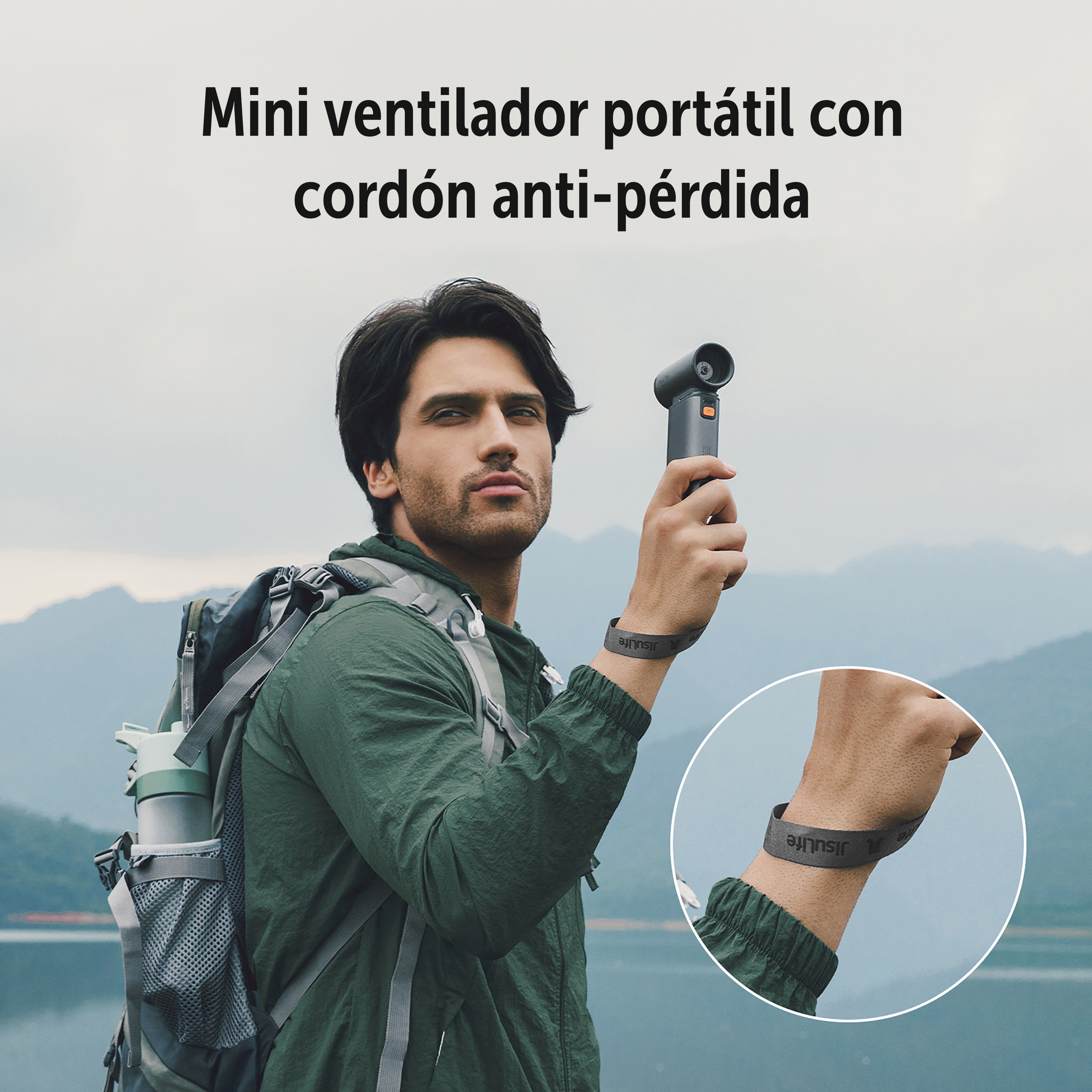 Hombre sosteniendo un mini ventilador, con pulsera, fondo al aire libre.