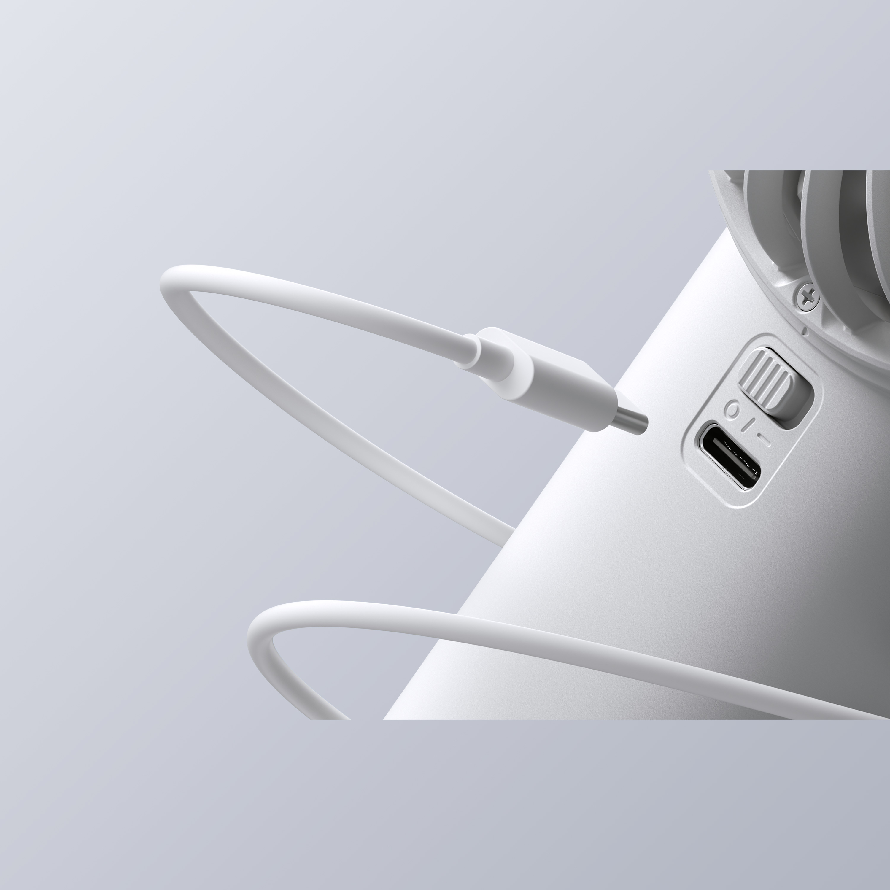 Dispositivo bianco con porta USB-C, pulsante di accensione e cavo USB bianco collegato.