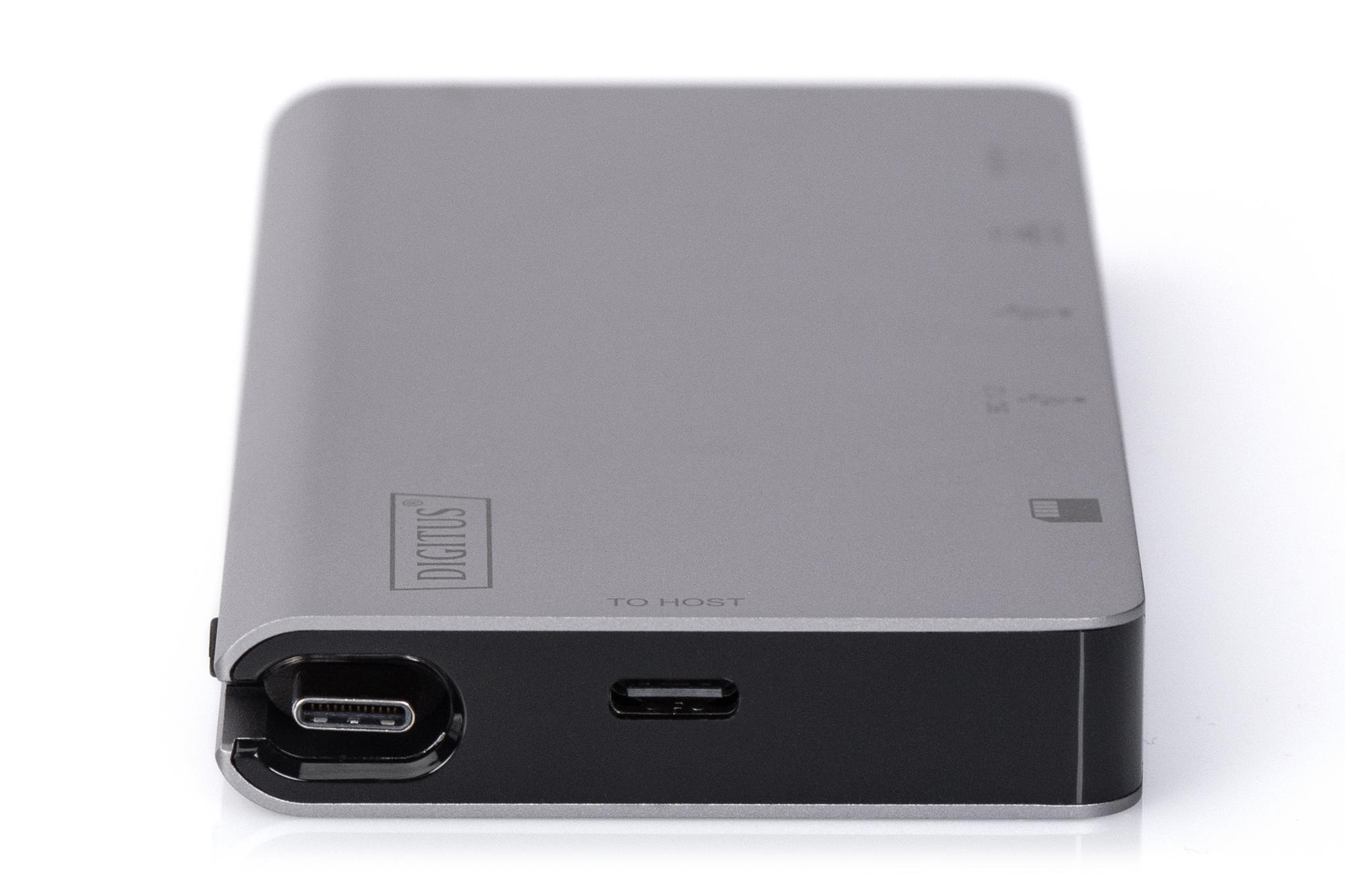 Un disco rigido esterno grigio, rettangolare con una porta USB-C. La parola DIGITUS è visibile.