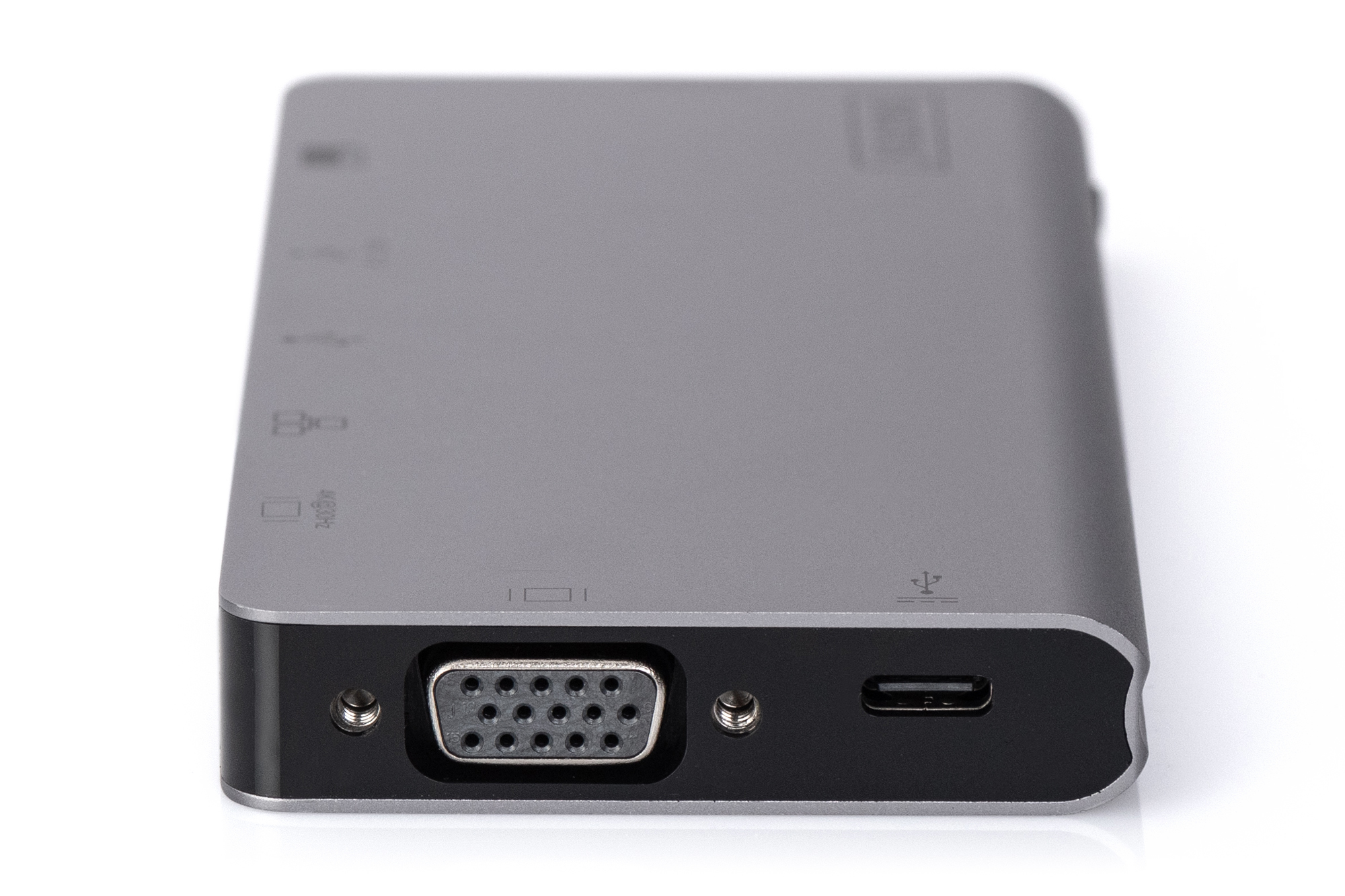 Un hub grigio con porte e un cavo connettore nero su sfondo bianco.