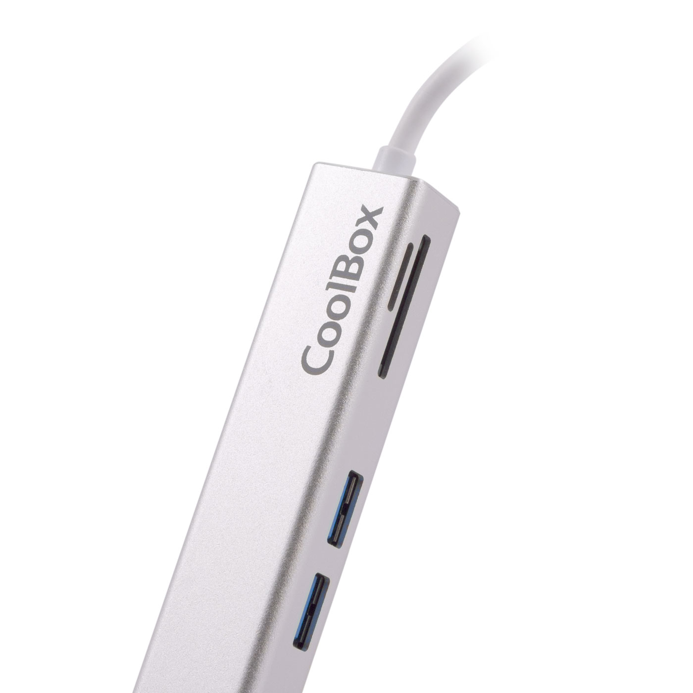 Concentrador USB plateado: concentrador plateado con texto 'CoolBox', puertos USB y ranura para tarjeta SD, fondo blanco.
