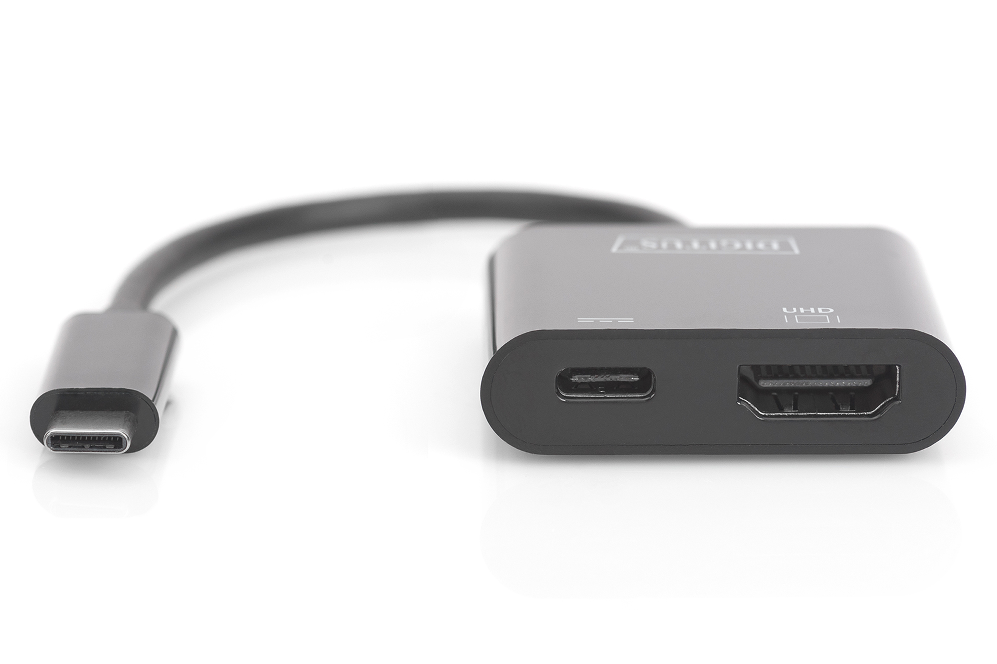 Schwarzer USB-C-zu-HDMI-Adapter mit USB-C-Eingang und HDMI-Ausgang, vor weißem Hintergrund.
