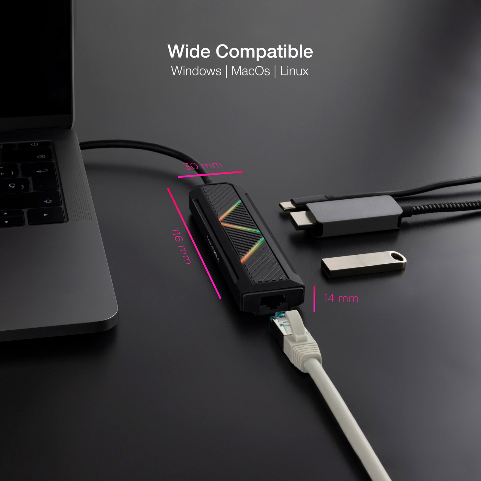 Adaptador negro con portátil y unidad USB conectada. Superficie negra.