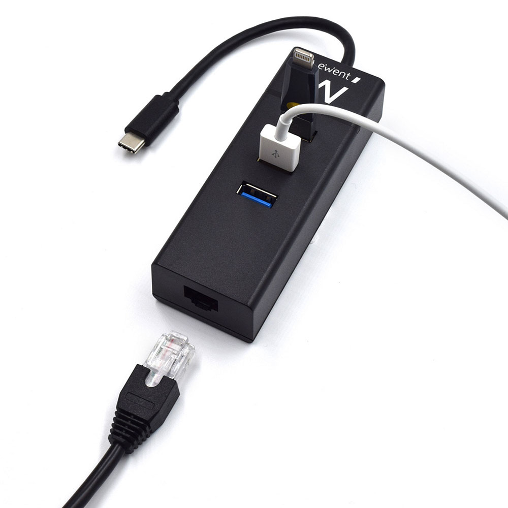 Concentrador USB negro con varios conectores, incluyendo USB-C, Lightning y Ethernet, sobre blanco.