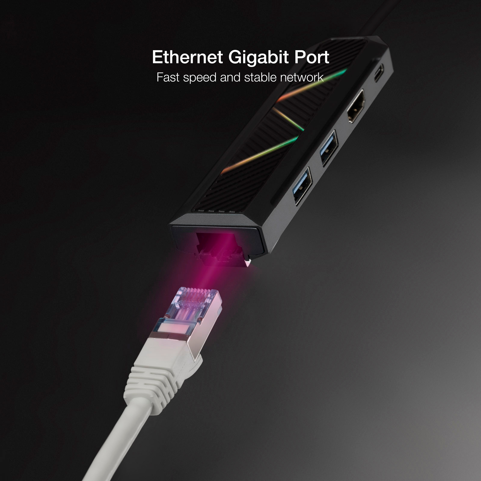 Un conector de puerto Gigabit Ethernet negro. Un cable blanco está enchufado, mostrando una luz rosa.