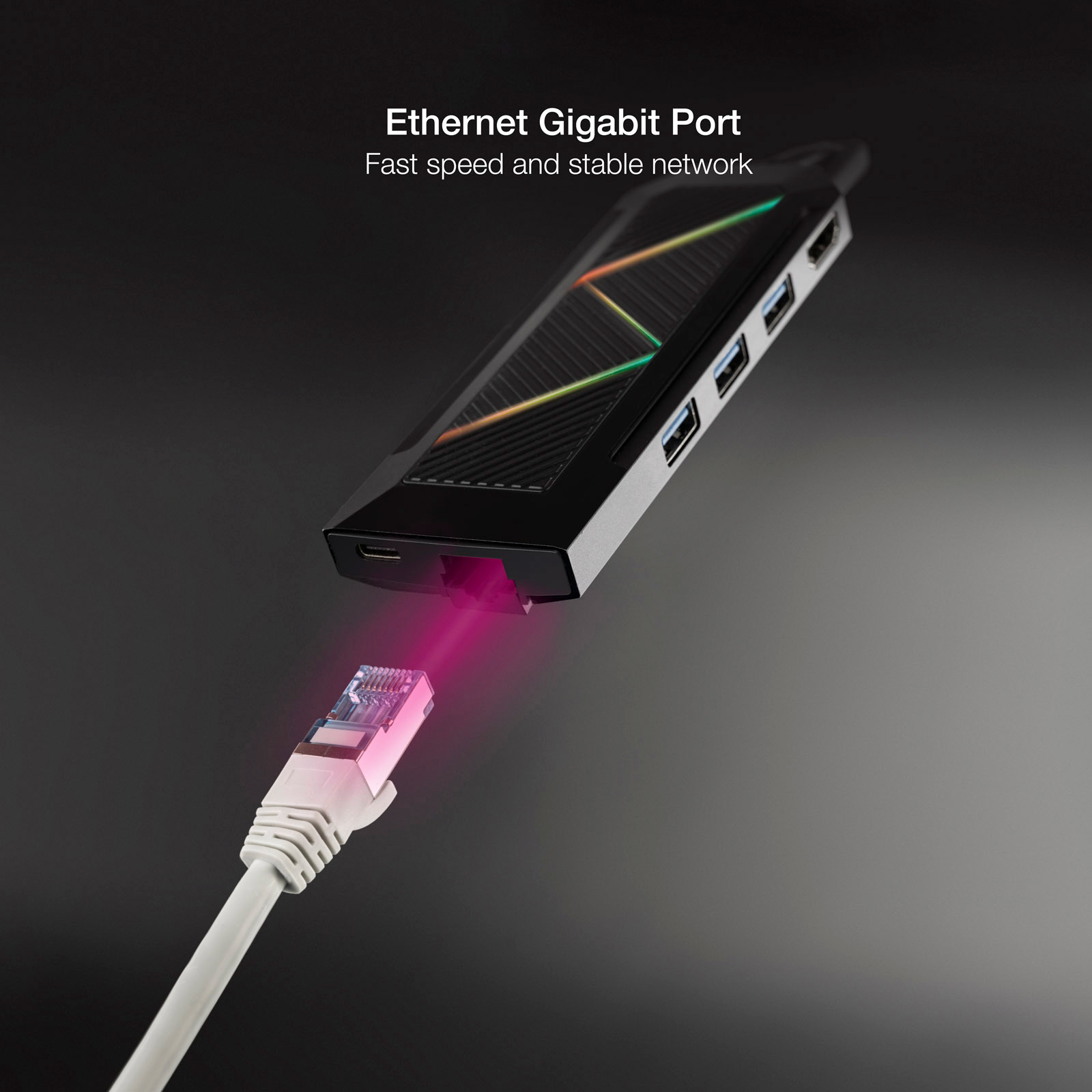 Un dispositivo de puerto Gigabit Ethernet con un cable blanco enchufado. Una luz emana de la conexión.