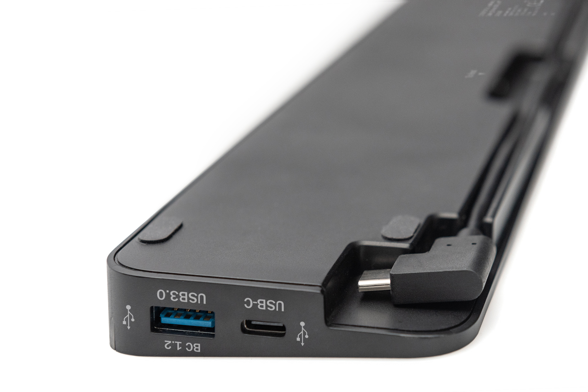 Eine schwarze USB-Dockingstation mit USB 3.0- und USB-C-Anschlüssen und einem USB-C-Kabel auf weißem Hintergrund.