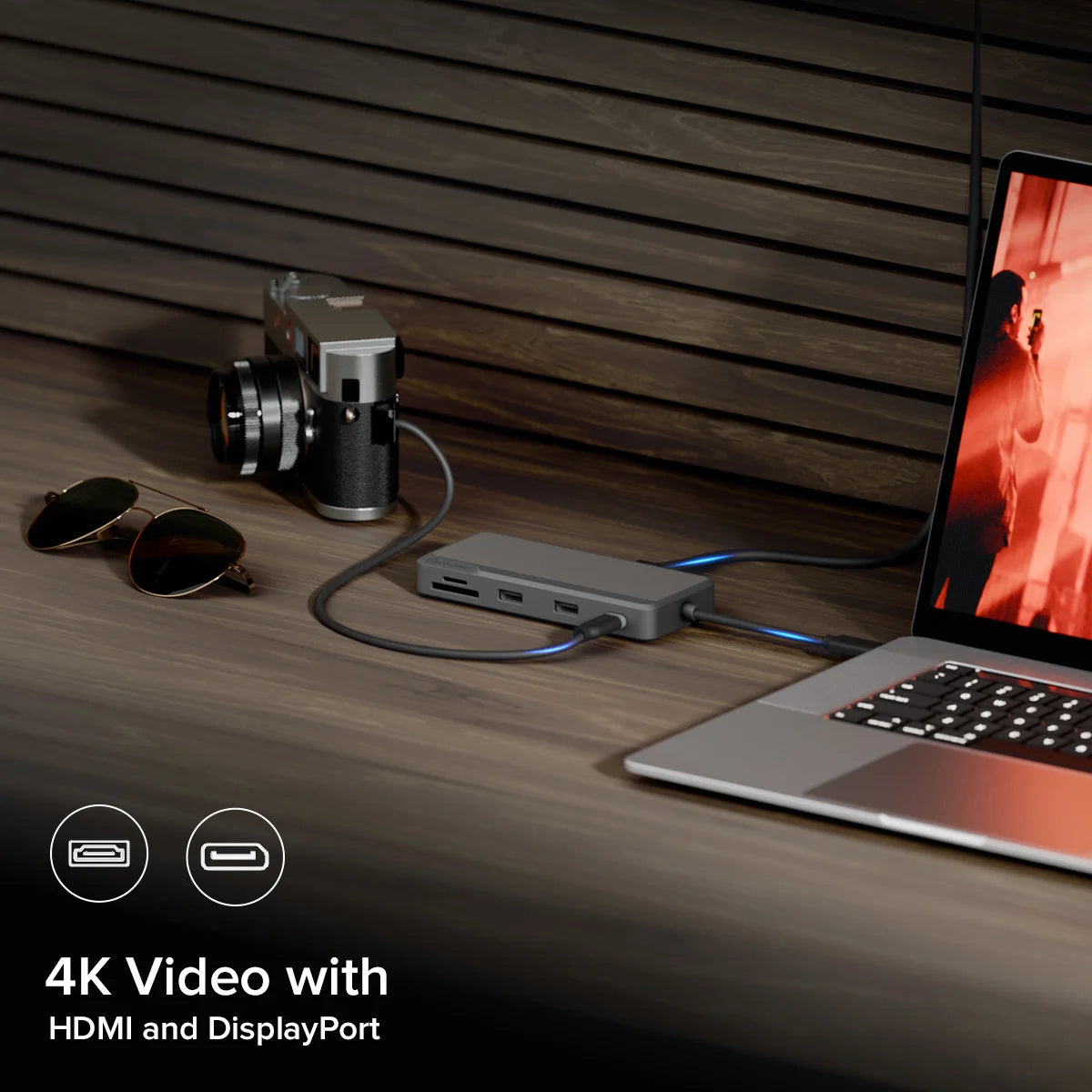 Hub collegato a laptop, fotocamera e occhiali da sole. Testo Video 4K.