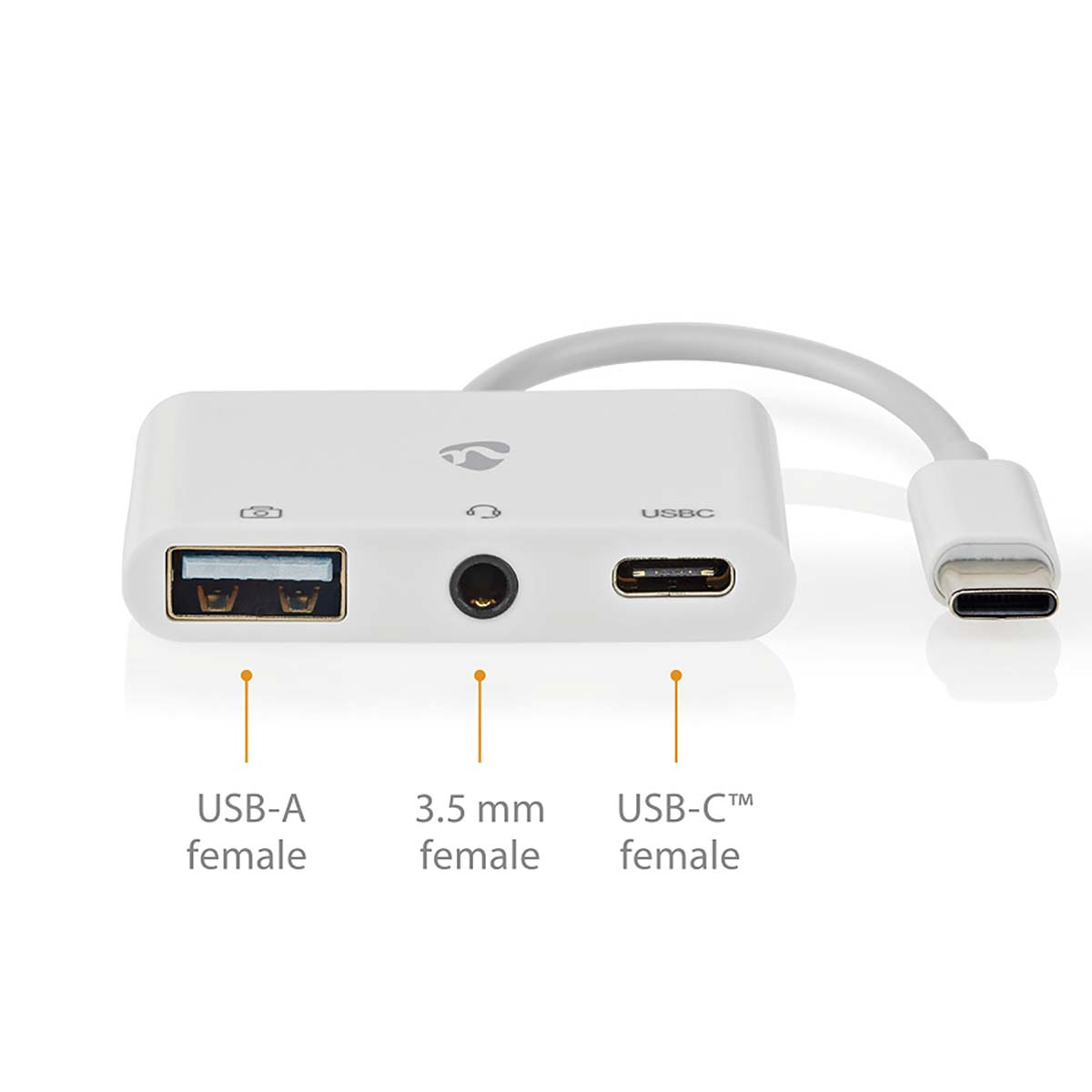 Witte USB-adapter met USB-A-, 3,5 mm- en USB-C-poorten. USB-C is gelabeld USBC. Witte achtergrond.