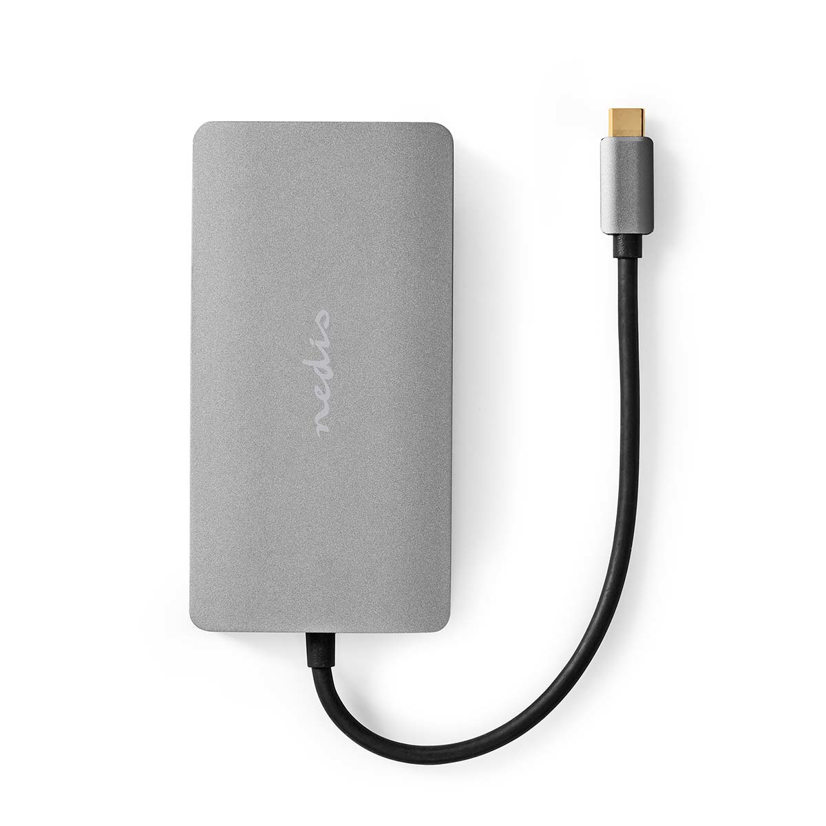 Een zilveren hub met een USB-C-kabel aangesloten, op een witte achtergrond. De merknaam staat erop gedrukt.