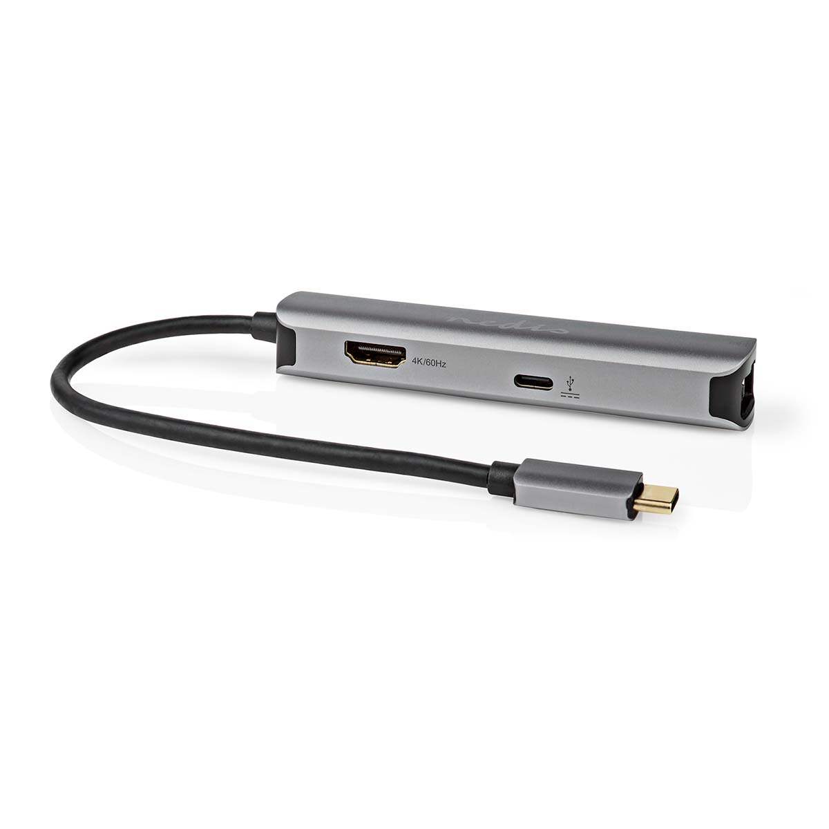Een zilveren USB-C-adapter met HDMI- en USB-C-poorten. Zwarte kabel. Witte achtergrond.