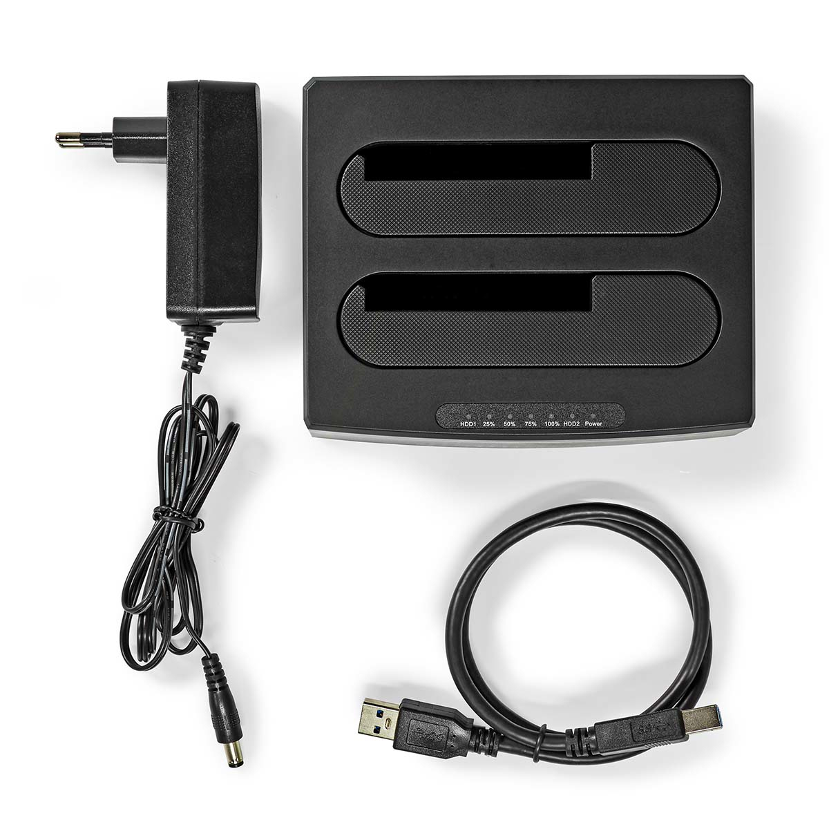 Schwarze Festplatten-Dockingstation mit Netzteil und Kabel auf Weiß.
