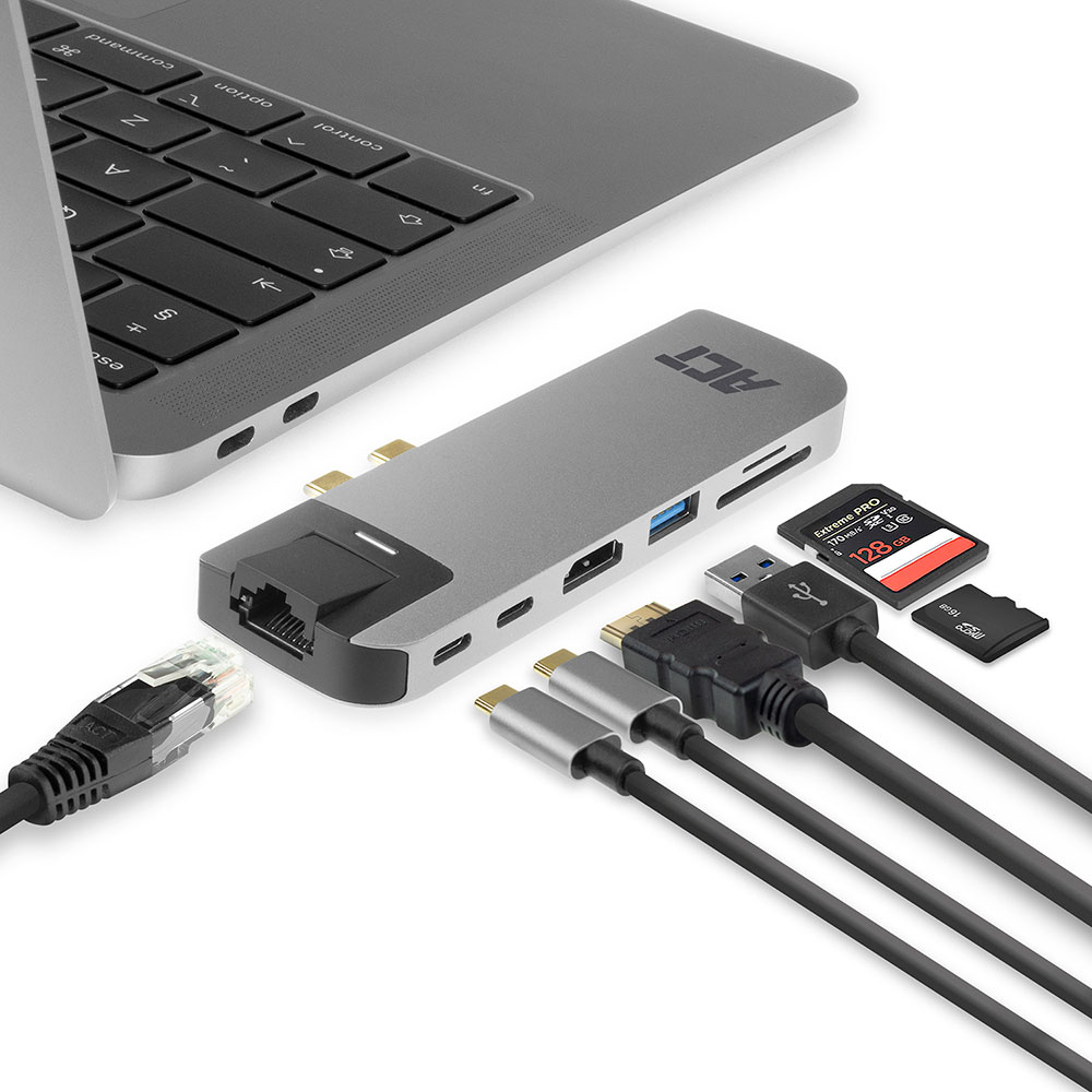 Laptop und Hub mit angeschlossenen Kabeln. SD-Karte und USB-Laufwerke sichtbar.