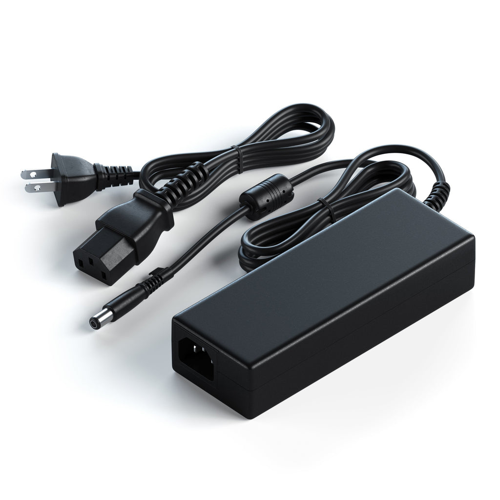 Schwarzes Netzteil mit zwei Kabeln, einem Stecker und einem Stromeingang. Alle Artikel sind auf weißem Hintergrund.