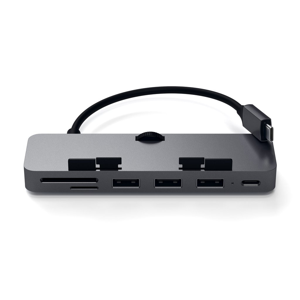 Hub USB gris con varios puertos y cable negro.