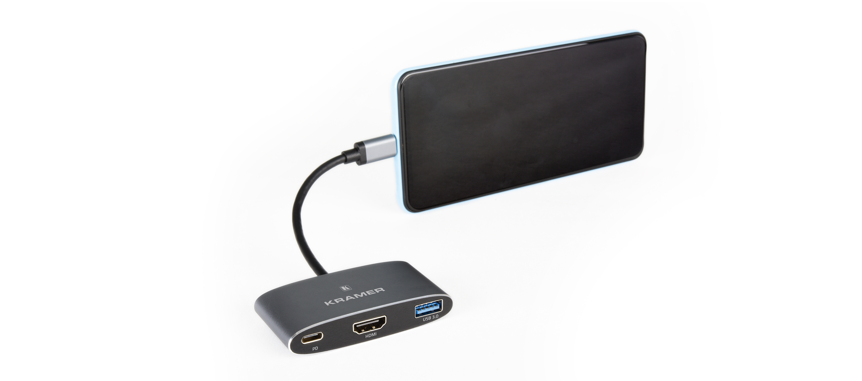 Un hub USB grigio collegato a un tablet su sfondo bianco.