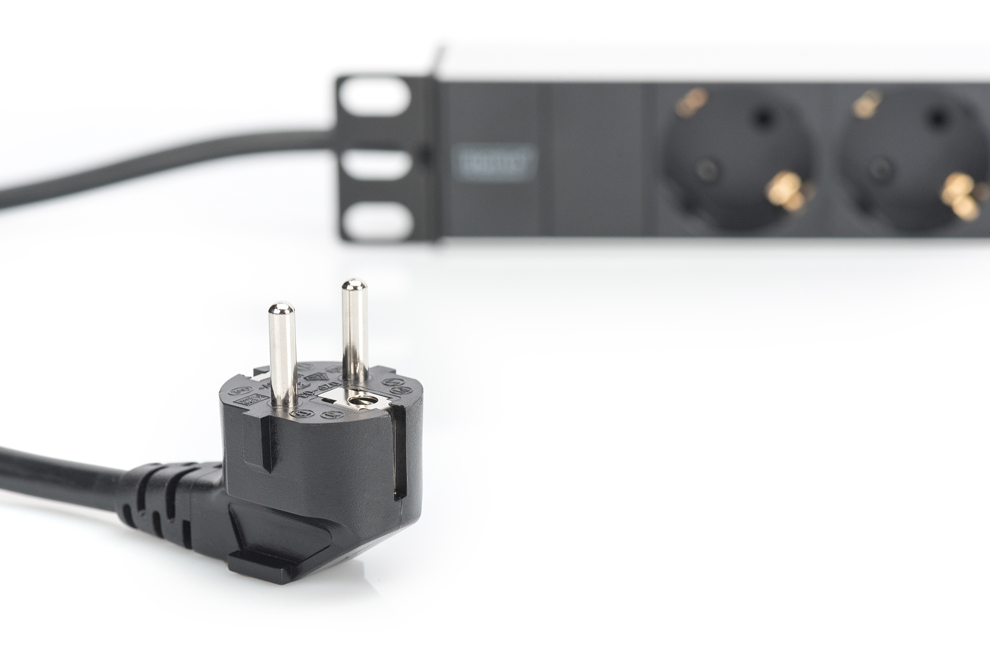 Czarna wtyczka i kabel podłączone do czarnej listwy zasilającej z dwoma gniazdami.