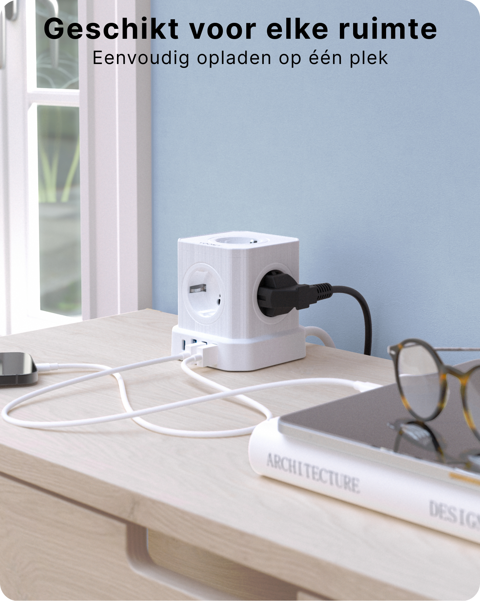 Biała kostka zasilająca z gniazdami na drewnianym stole, książka i okulary.