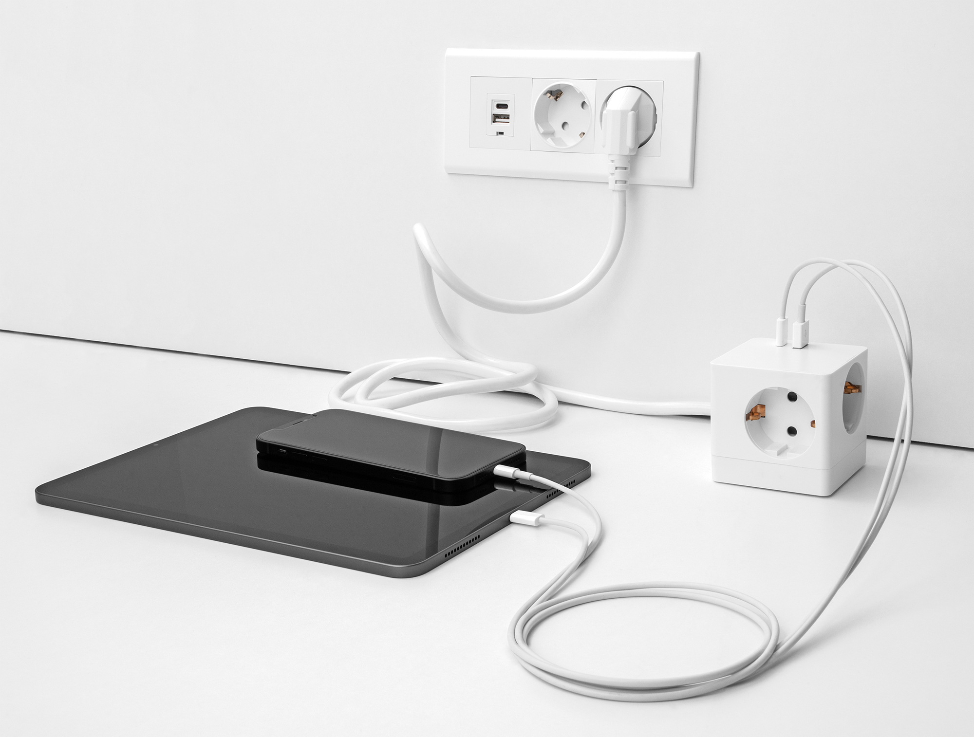 Presa a muro bianca con USB e prese, ricarica dispositivi. Adattatore cubico. Design moderno.