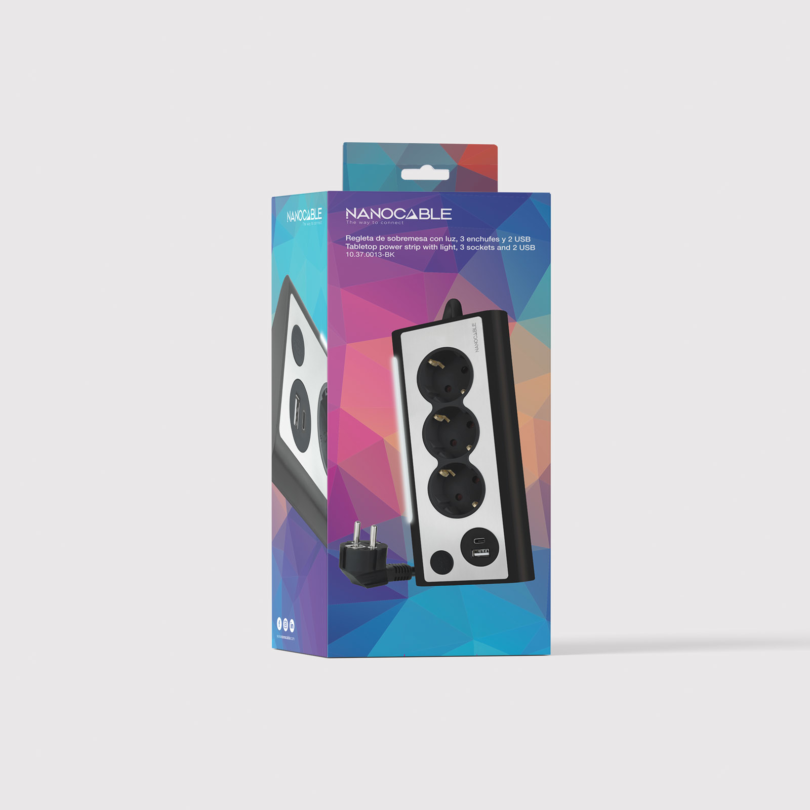 Pudełko z listwą zasilającą z czarno-białą listwą zasilającą. Ma gniazda i porty USB.